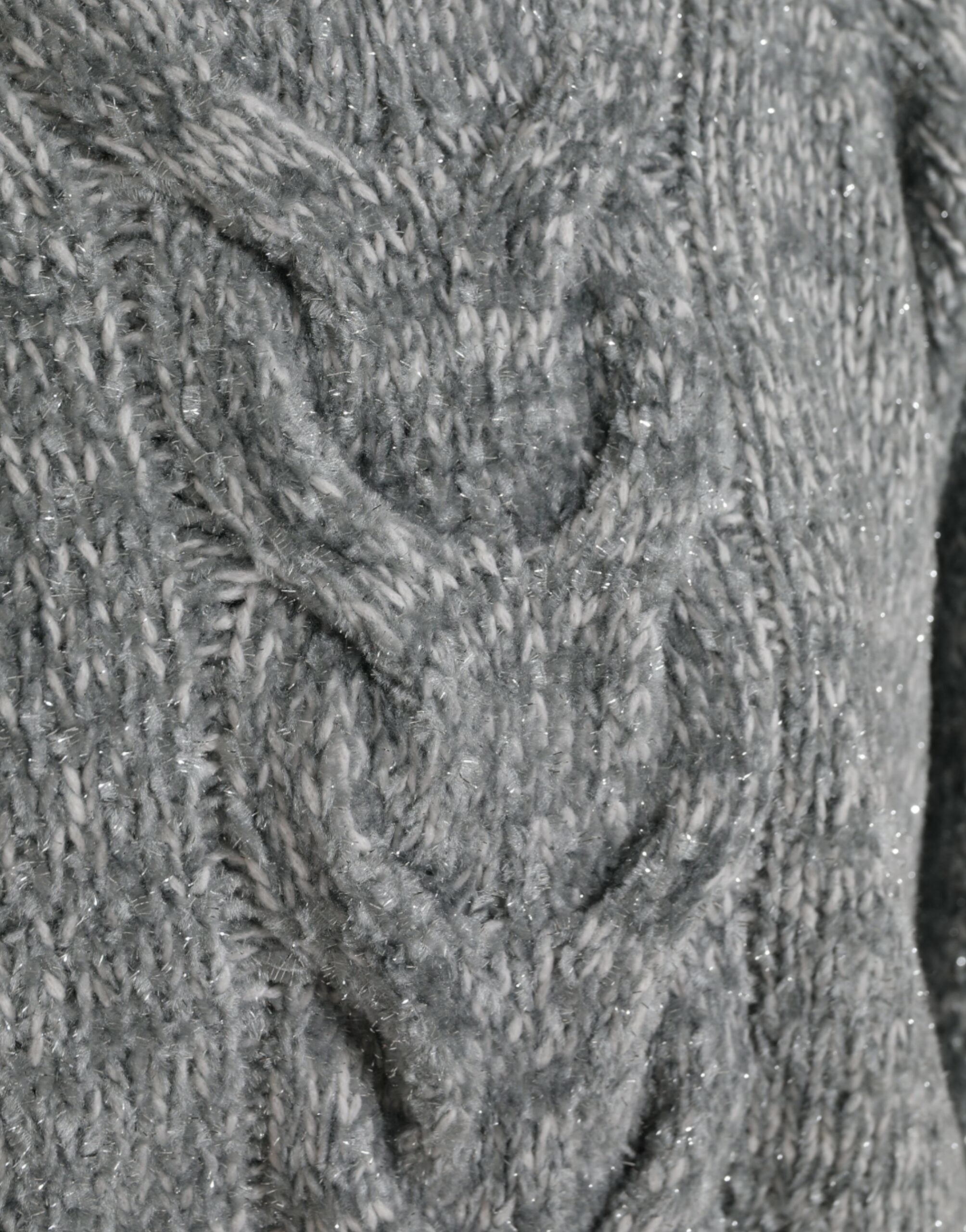Pull en cachemire gris Dolce & Gabbana à col roulé, doux et élégant, porté sur un mannequin.