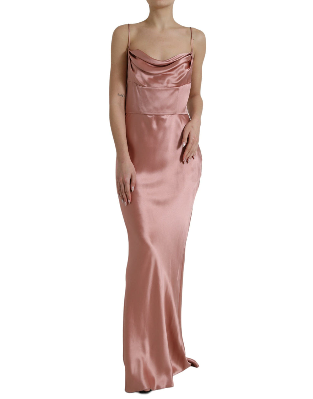 Robe longue en soie rose Dolce & Gabbana avec bretelles spaghetti, élégante et fluide, portée sur un mannequin.