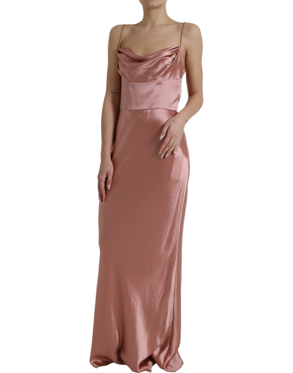 Robe longue en soie rose à bretelles spaghetti de Dolce & Gabbana, élégante et fluide, portée sur un mannequin.