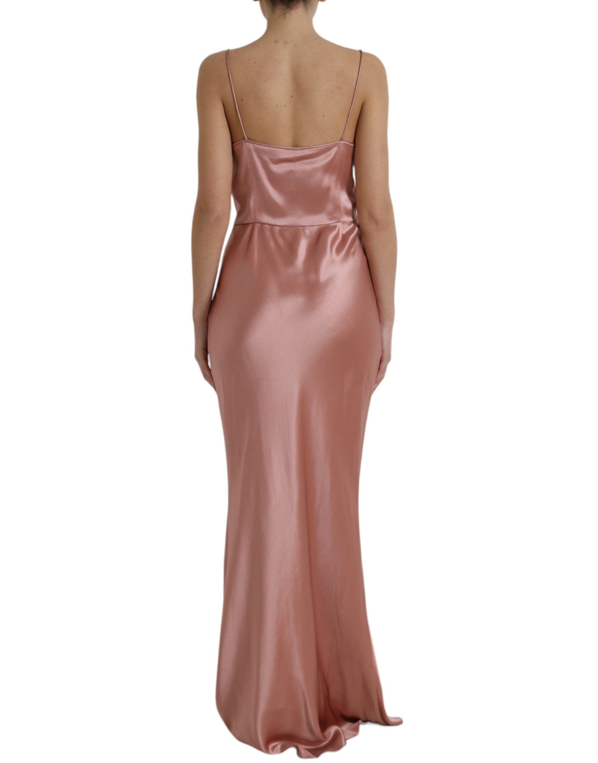 Robe longue en soie rose à bretelles spaghetti de Dolce & Gabbana, élégante et fluide, portée avec un décolleté en V.