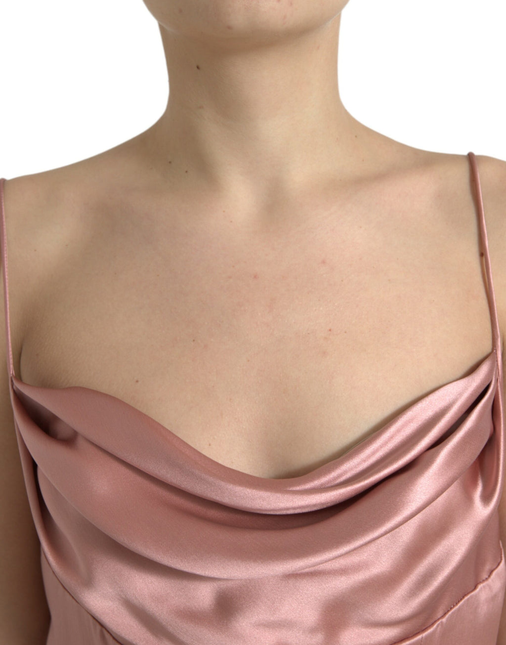 Robe longue élégante Dolce & Gabbana en soie rose avec bretelles spaghetti, style sophistiqué et féminin.