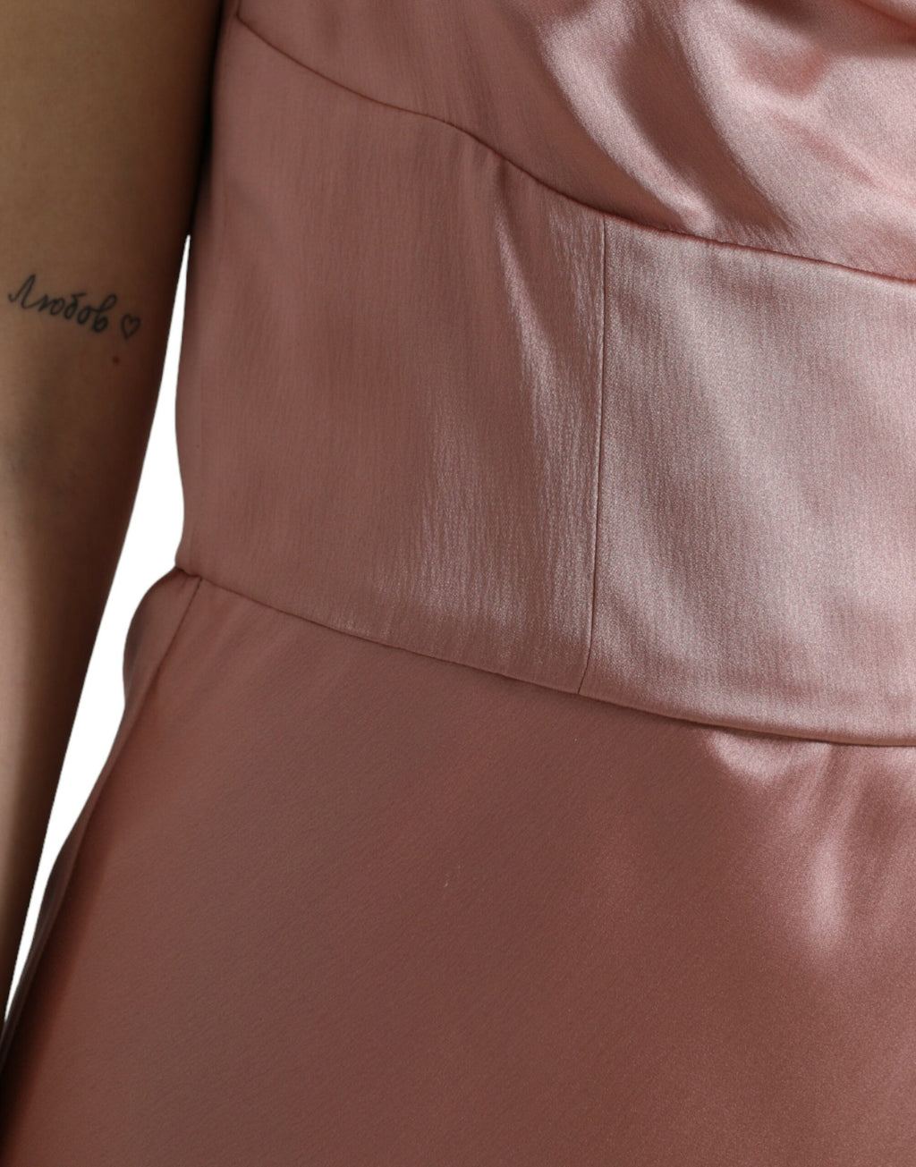 Robe longue en soie rose Dolce & Gabbana avec bretelles spaghetti, élégante et fluide, portée par un mannequin.