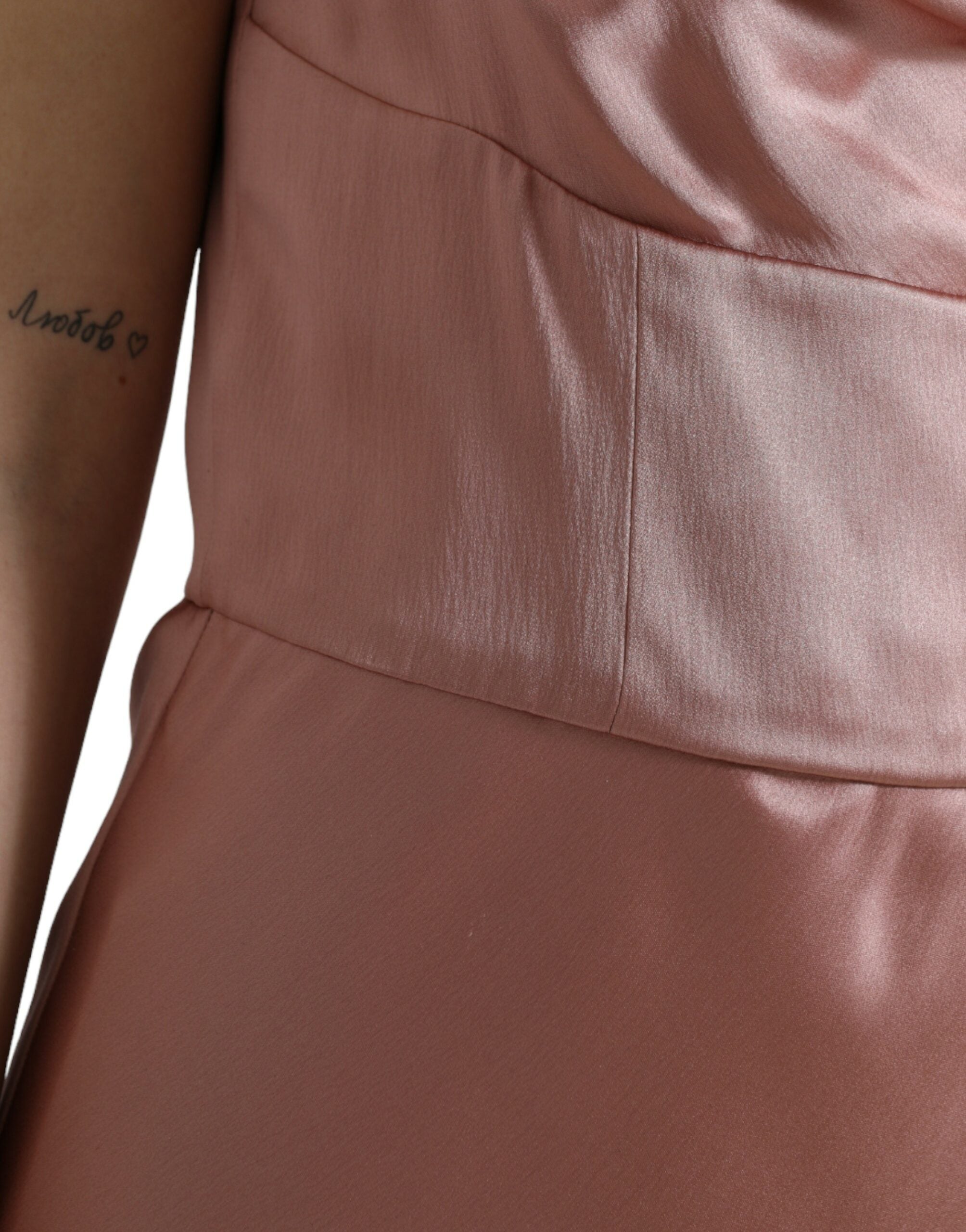 Robe longue en soie rose Dolce & Gabbana avec bretelles spaghetti, élégante et fluide, portée par un mannequin.