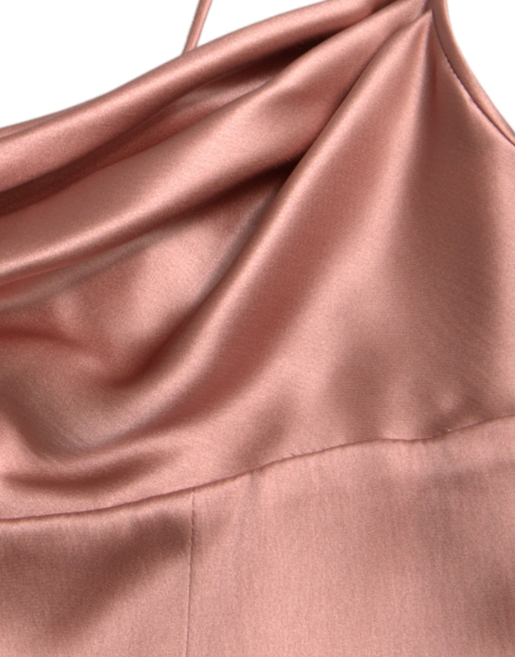 Robe longue en soie rose à bretelles spaghetti de Dolce & Gabbana, élégante et fluide, portée dans un style sophistiqué.