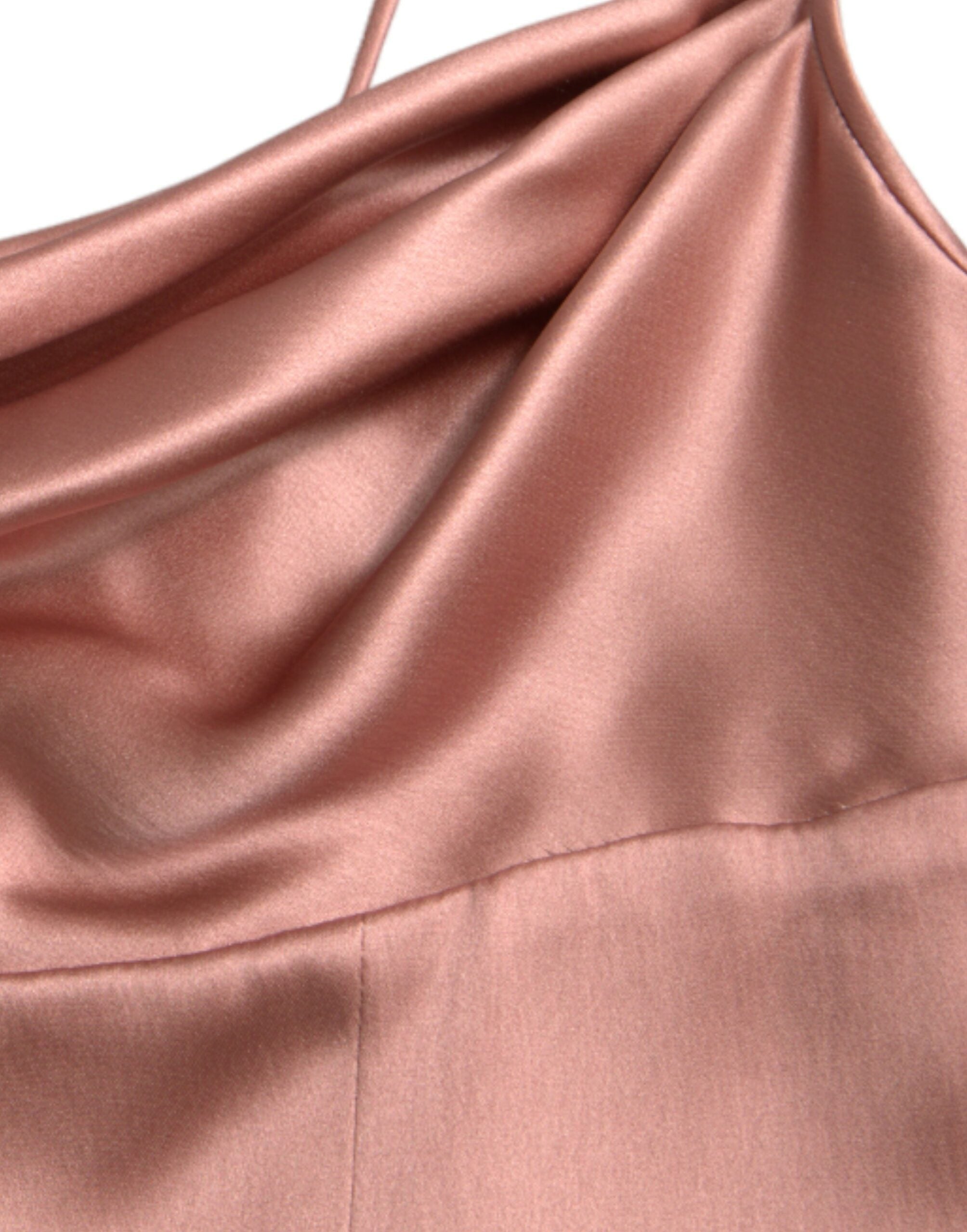 Robe longue en soie rose à bretelles spaghetti de Dolce & Gabbana, élégante et fluide, portée dans un style sophistiqué.