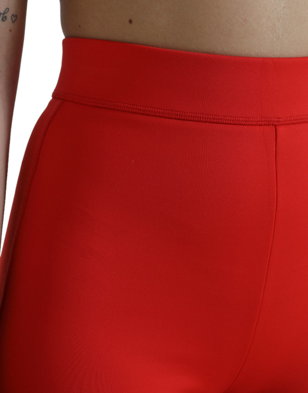Leggings slim en nylon rouge de Dolce & Gabbana, pantalon stretch ajusté avec une silhouette élégante.