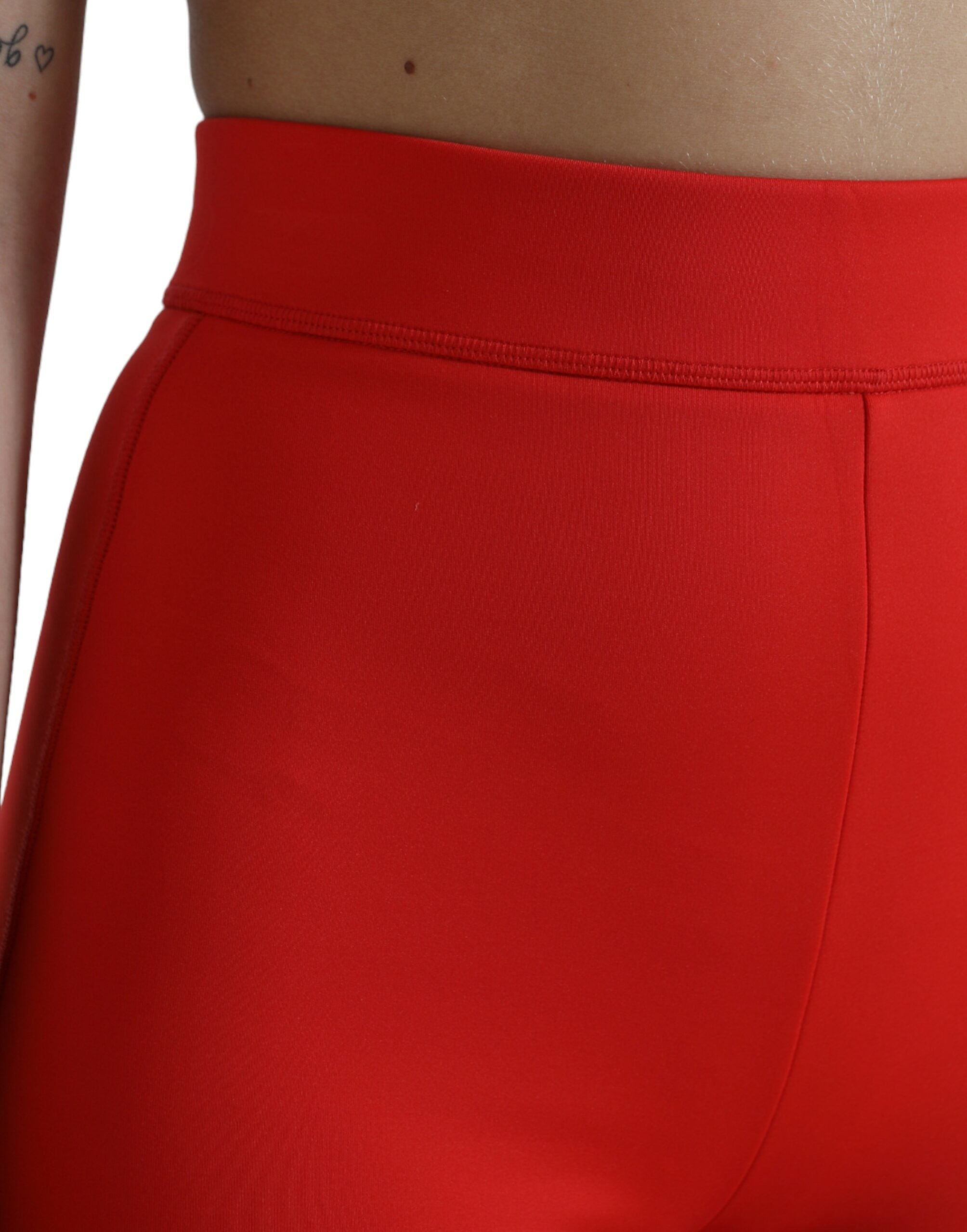 Leggings slim en nylon rouge de Dolce & Gabbana, pantalon stretch ajusté avec une silhouette élégante.