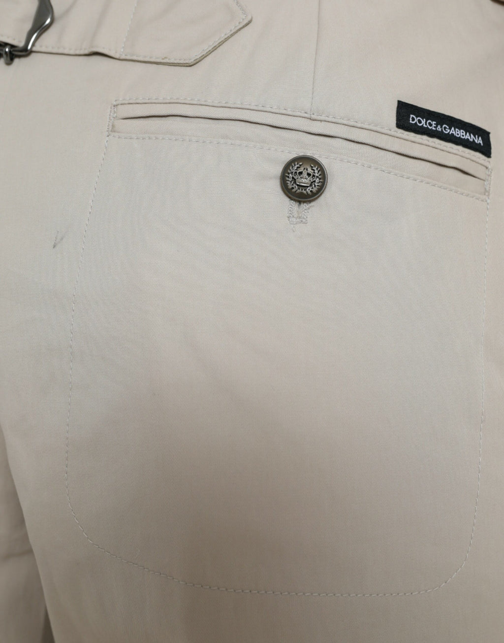 Pantalons beige en coton taille haute et tapered de Dolce & Gabbana, vue de face, détails du tissu et de la coupe.