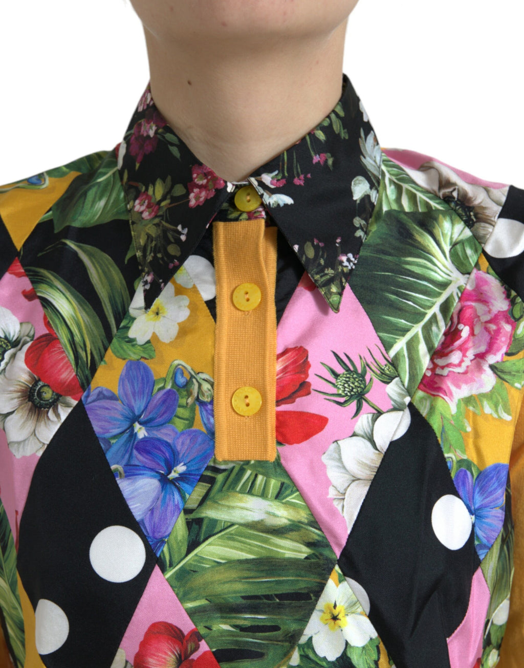 Pull Dolce & Gabbana en cachemire patchwork multicolore avec col henley, affiche un design coloré et élégant.