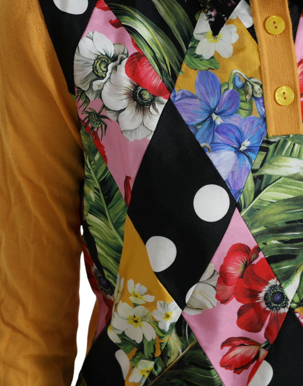 Pull Dolce & Gabbana en cachemire patchwork multicolore avec col Henley, affichant un motif coloré et texturé.