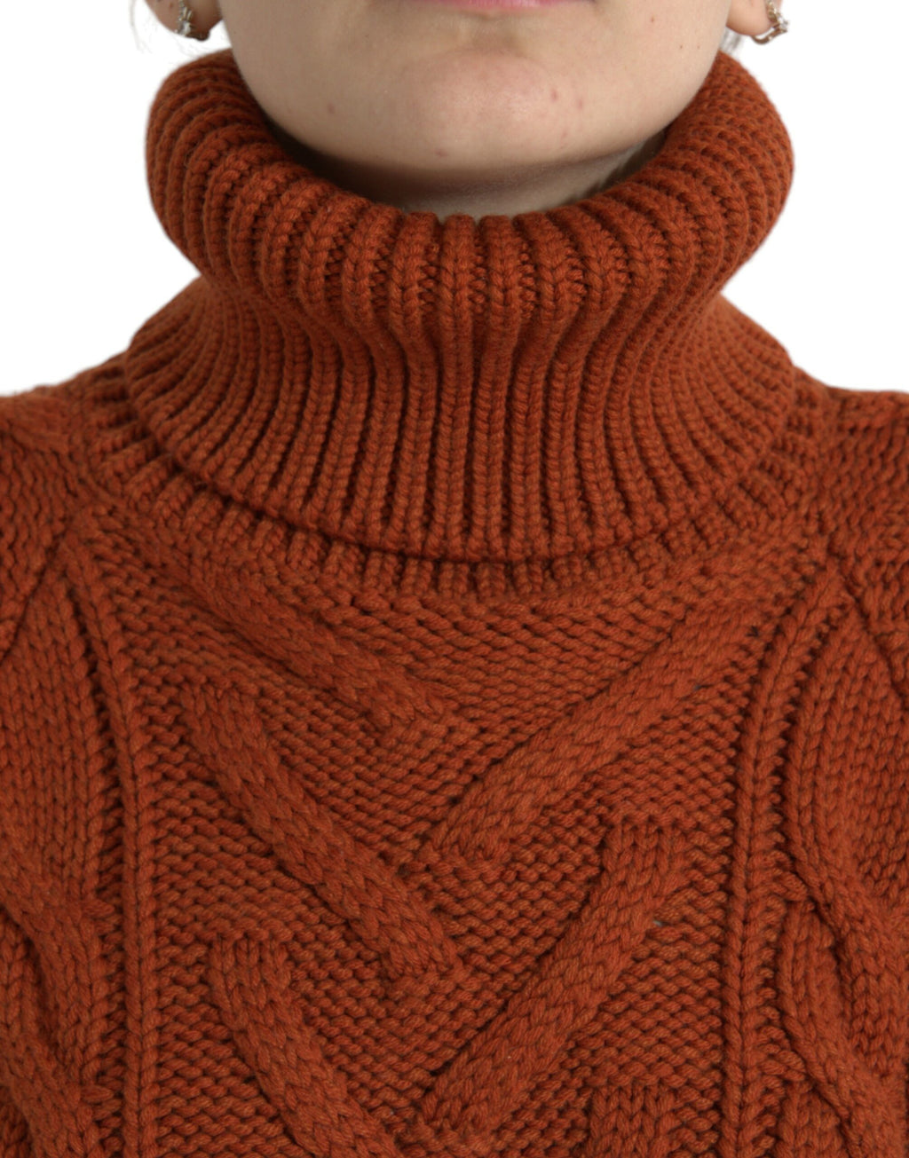 Pull en laine marron Dolce & Gabbana à col roulé, pull-over chaud et élégant, texture en maille fine visible.