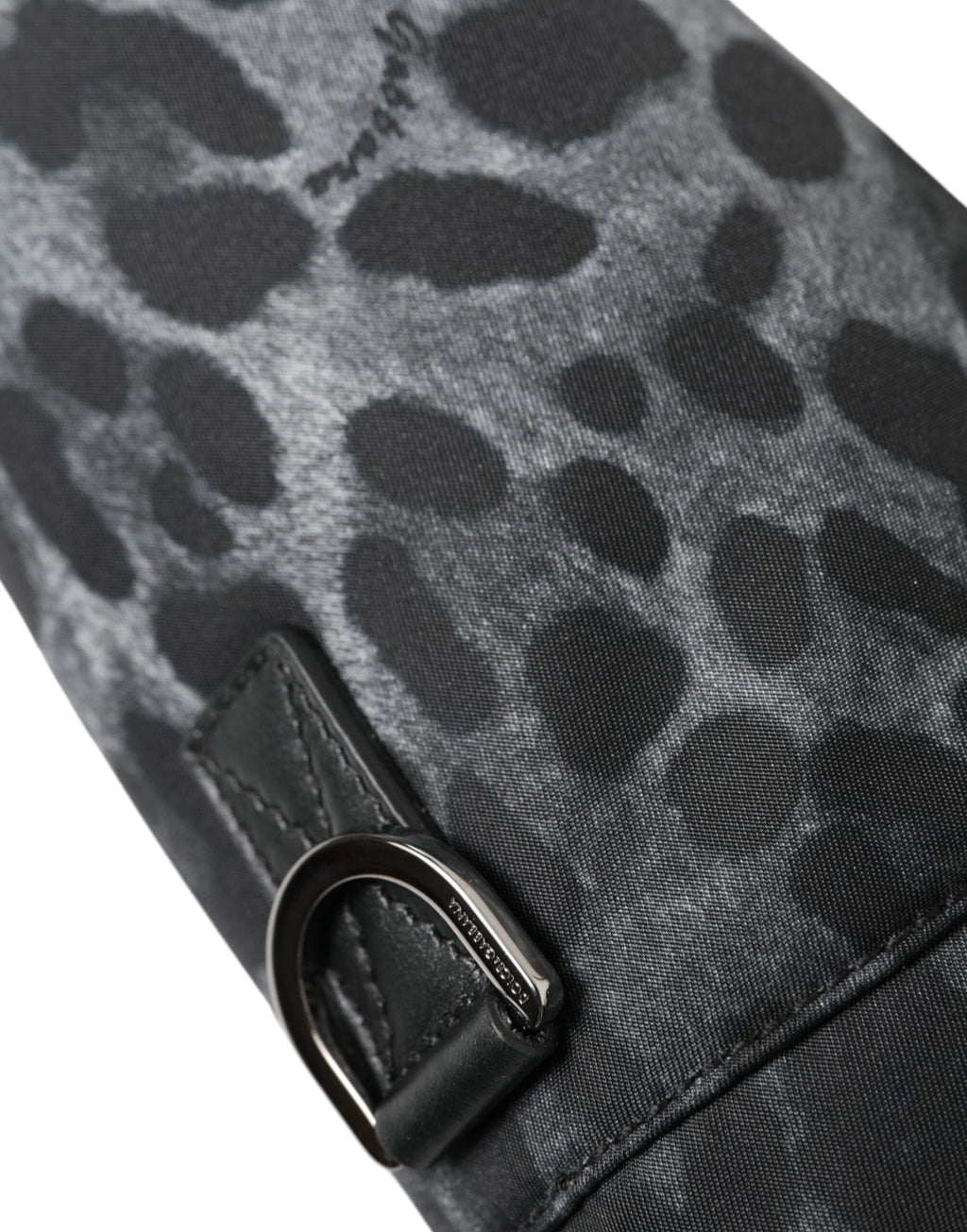 Sac à main Dolce & Gabbana noir avec motif léopard rond, sac à main fin, conçu pour contenir une bouteille, style élégant.