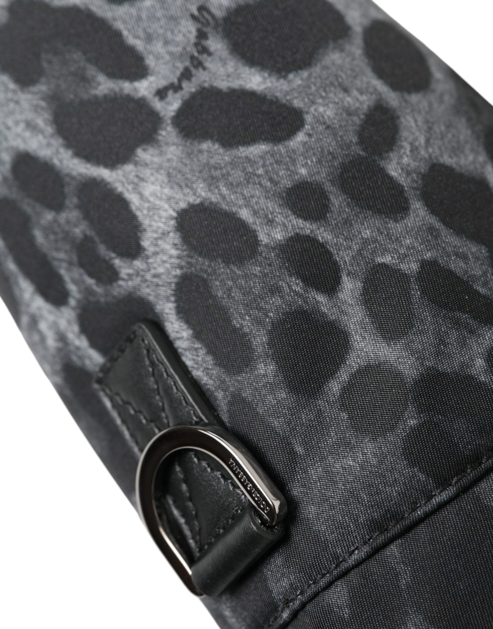 Sac à main Dolce & Gabbana noir avec motif léopard rond, sac à main fin, conçu pour contenir une bouteille, style élégant.