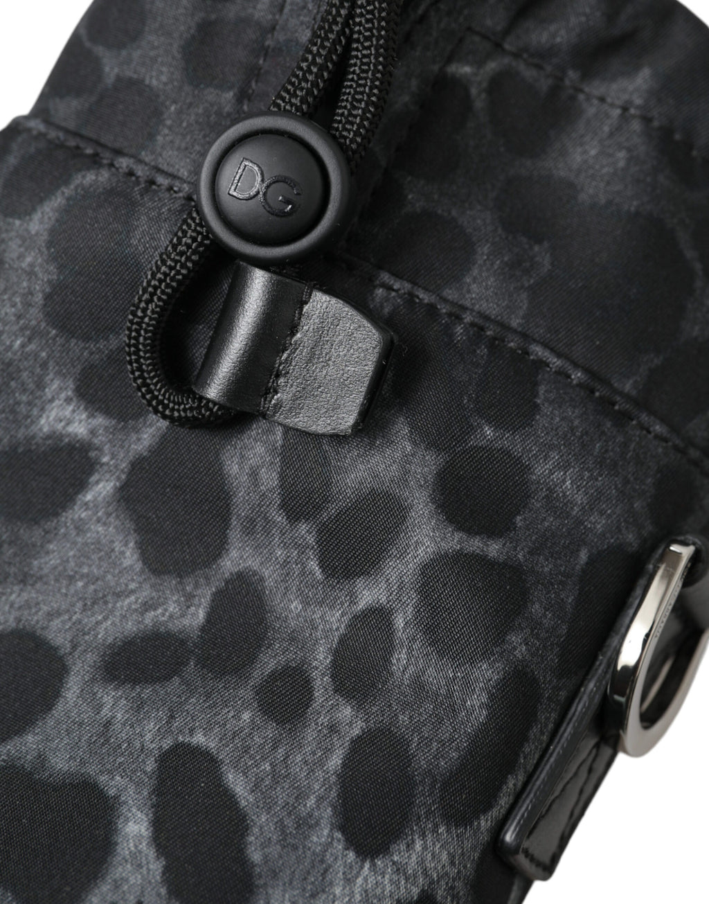 Sac tote Dolce & Gabbana noir à motif léopard rond et fin, avec porte-bouteille intégré, style élégant et tendance.