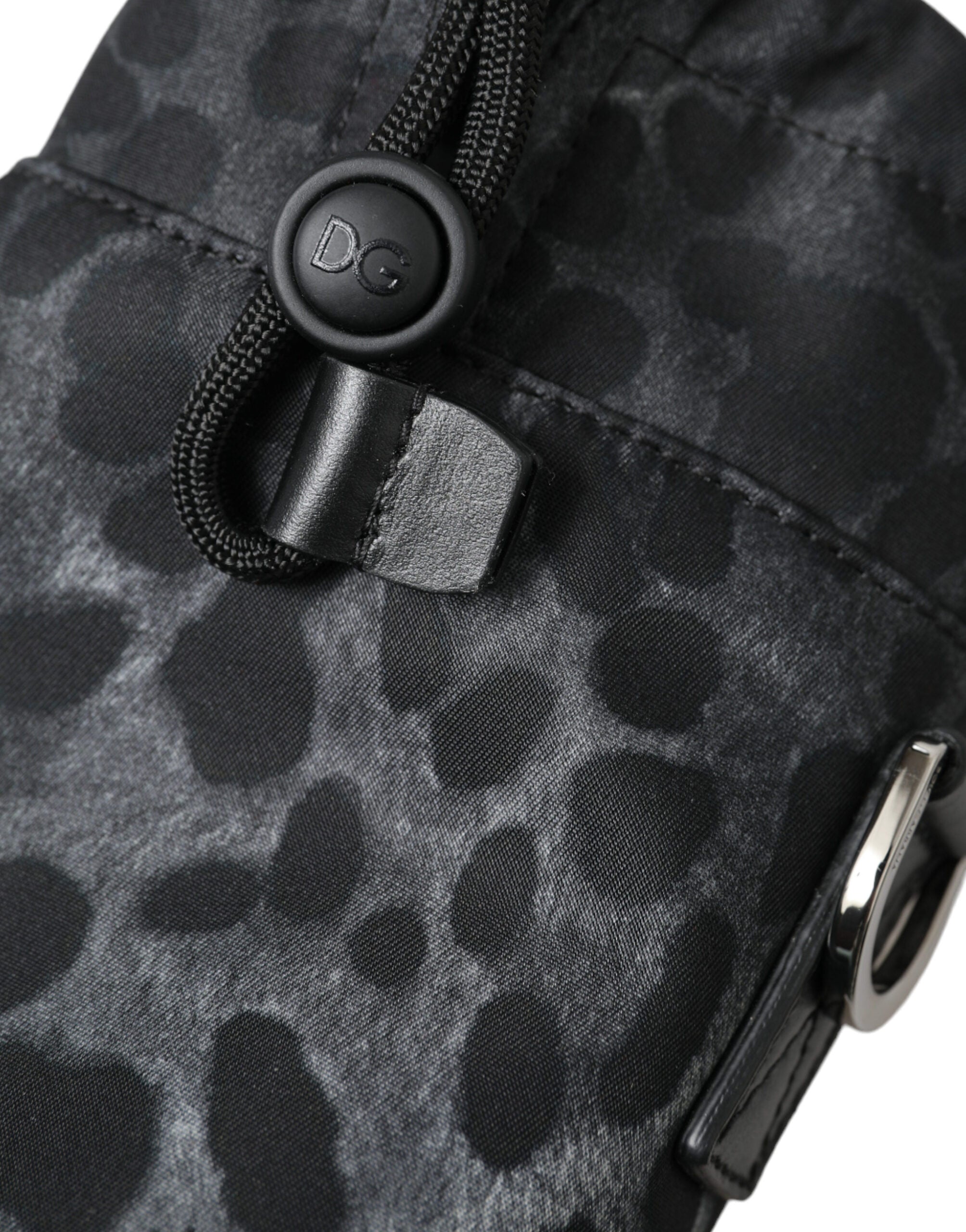 Sac tote Dolce & Gabbana noir à motif léopard rond et fin, avec porte-bouteille intégré, style élégant et tendance.