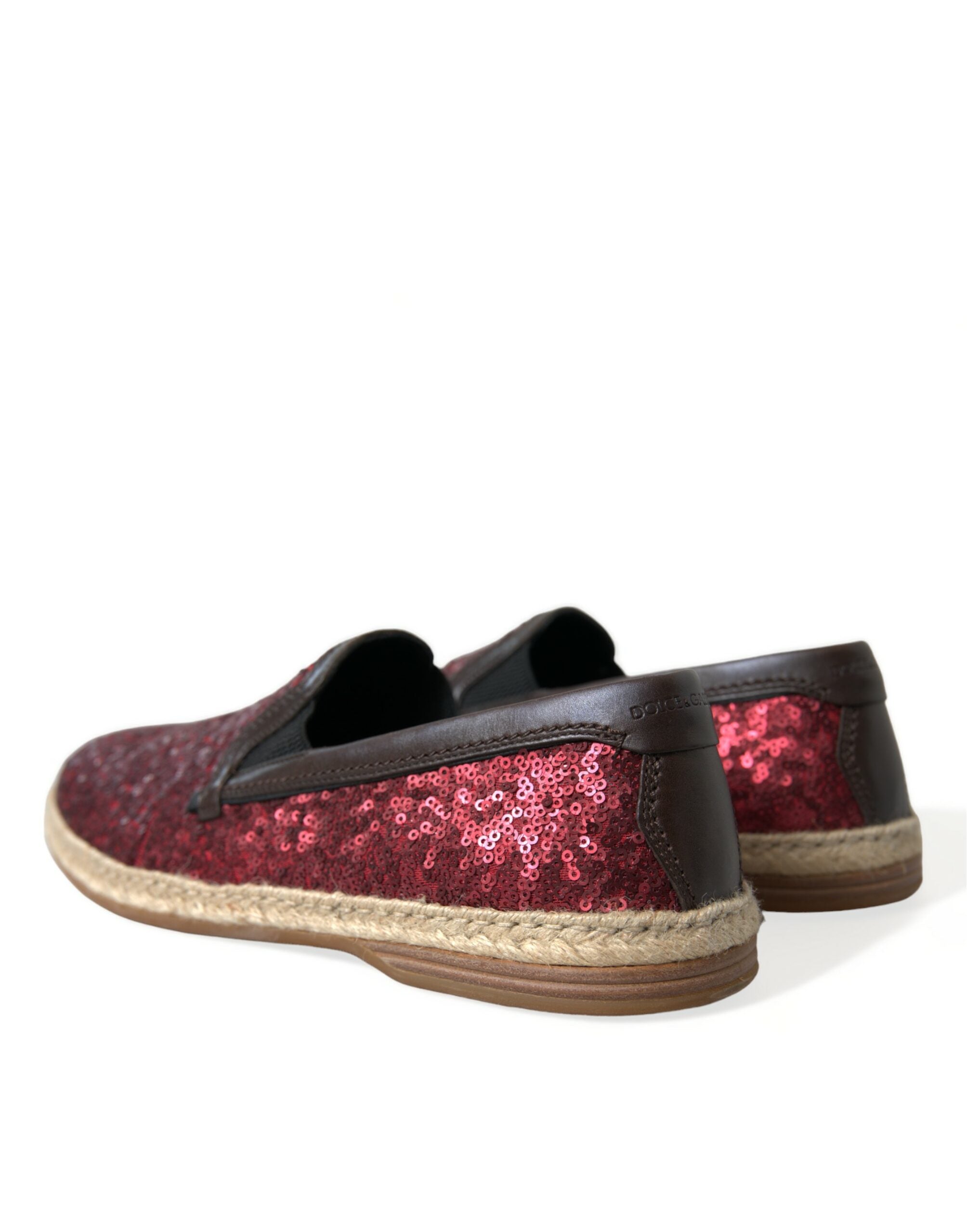 Chaussures hommes Dolce & Gabbana mocassins rouges ornés de sequins brillants, slippers élégants en cuir et tissu.