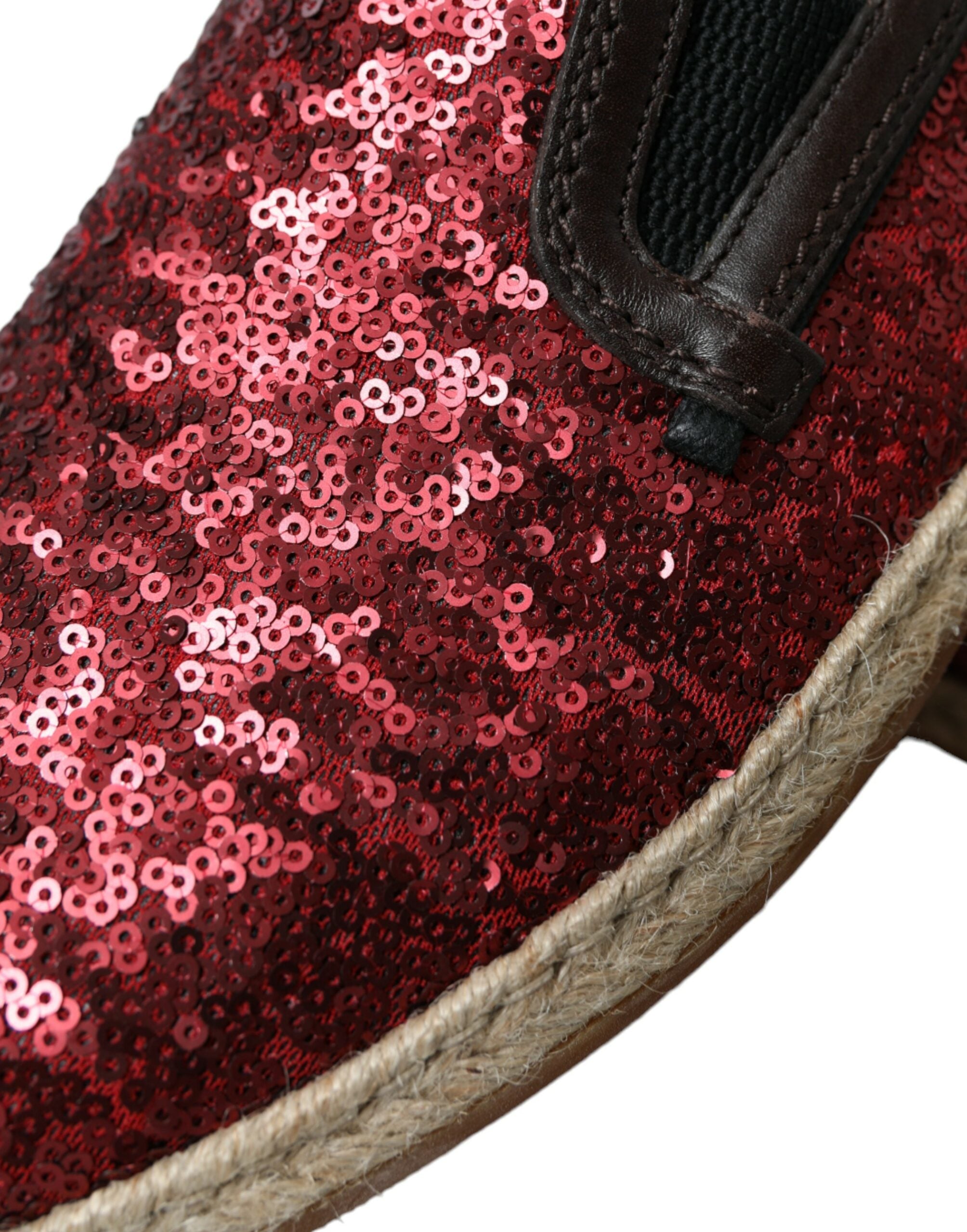 Chaussures hommes Dolce & Gabbana mocassins en sequins rouges, slippers élégants avec finition brillante.