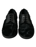 Chaussures derby pour femme en cuir noir et fourrure, à lacets, de la marque Dolce & Gabbana, vues de face.
