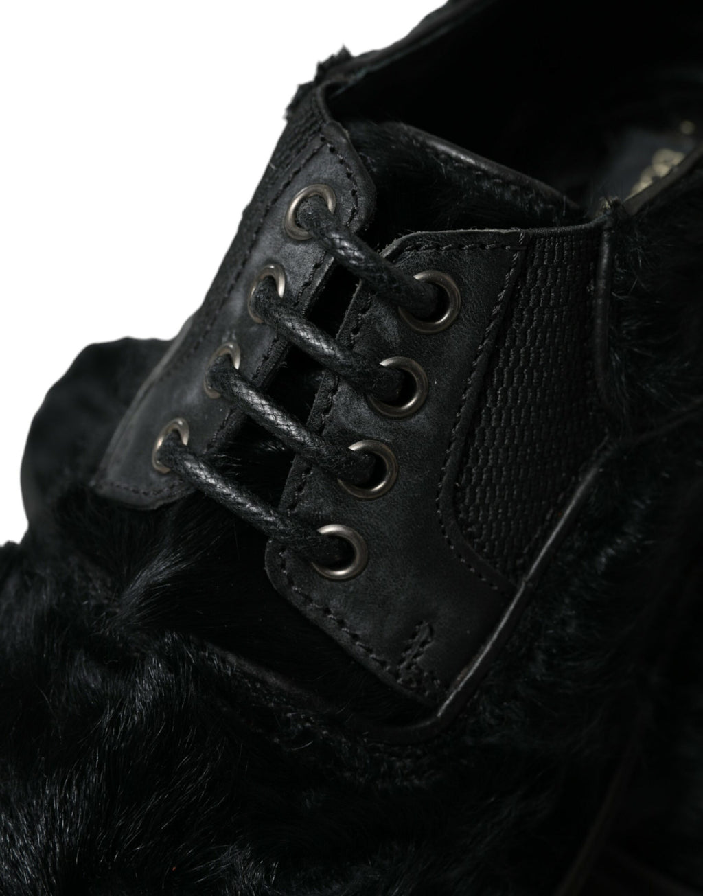 Chaussures Derby en cuir et fourrure noire Dolce & Gabbana, lacets, style élégant et sophistiqué pour homme.