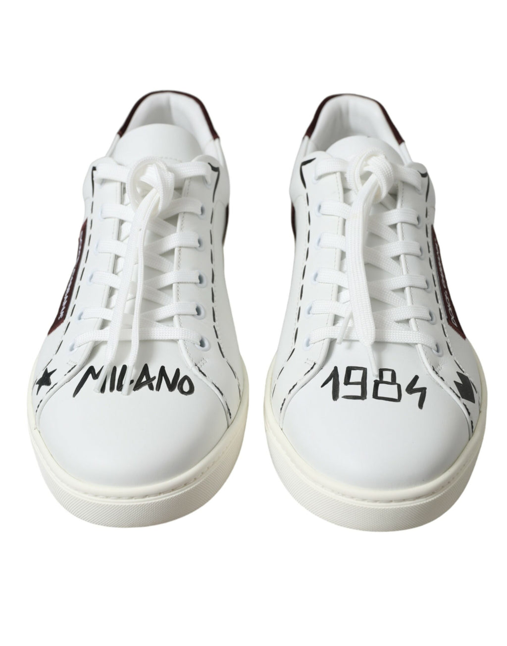 Chaussures basses blanches en cuir Bordeaux avec logo Dolce & Gabbana, sneakers élégants pour homme.