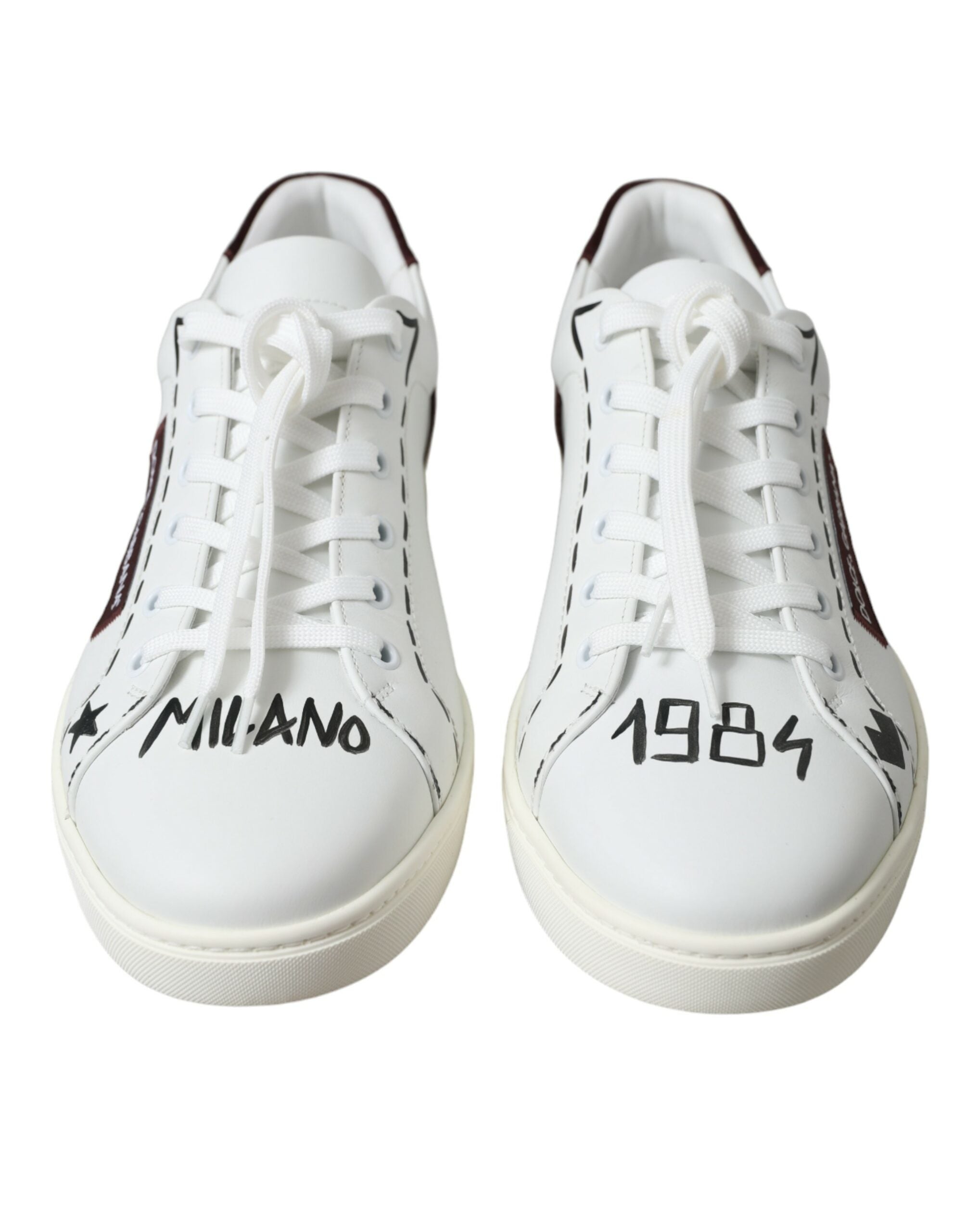 Chaussures basses blanches en cuir Bordeaux avec logo Dolce & Gabbana, sneakers élégants pour homme.
