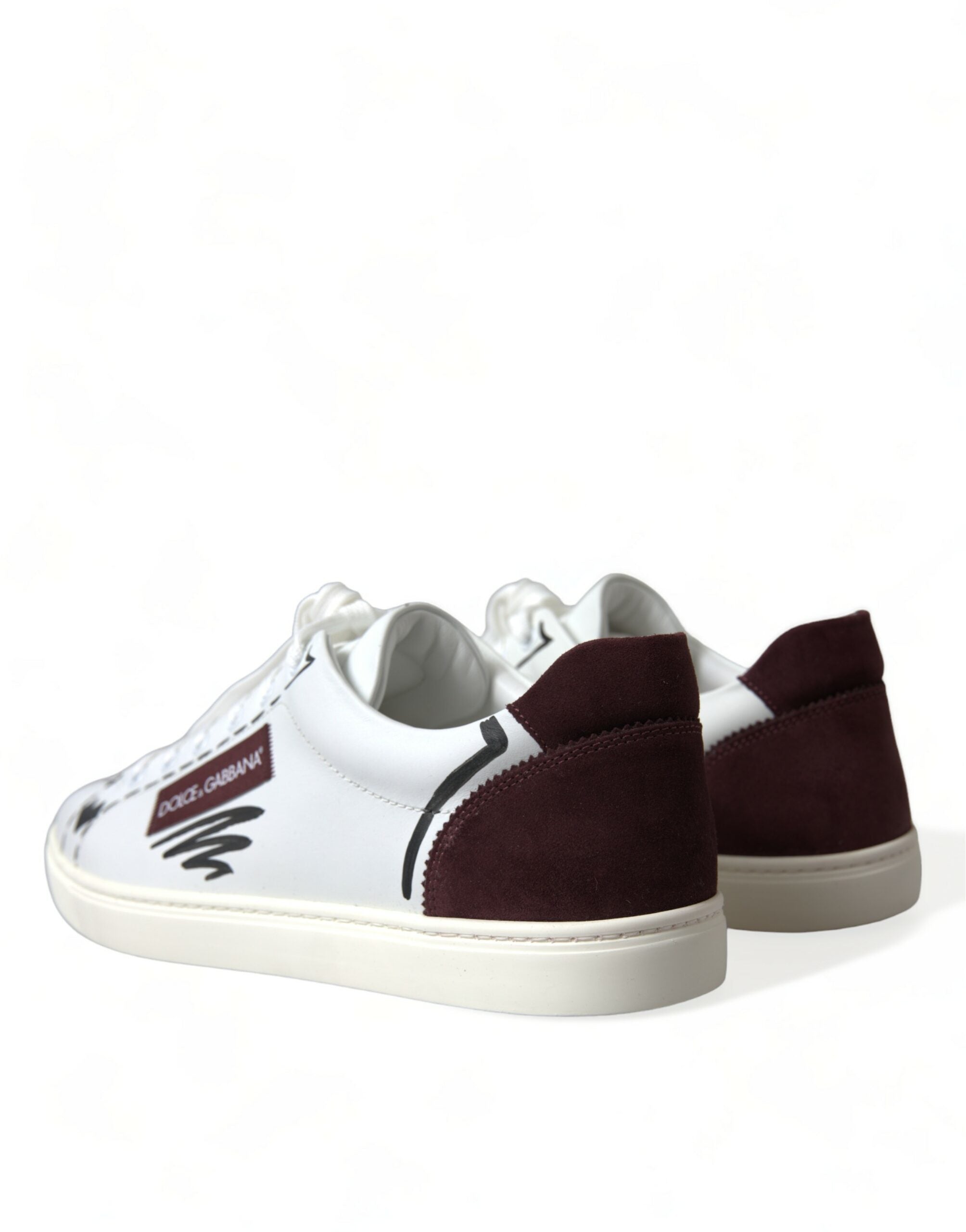Chaussures basses blanches en cuir Bordeaux avec logo Dolce & Gabbana, sneakers élégants et tendance.