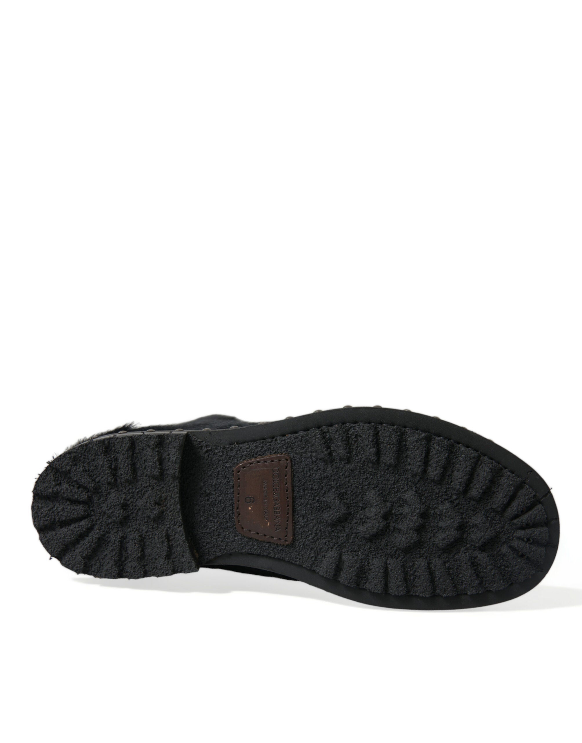 Bottes en cuir noir imitation poney de taille mi-mollet de la marque Dolce & Gabbana, élégantes et sophistiquées.