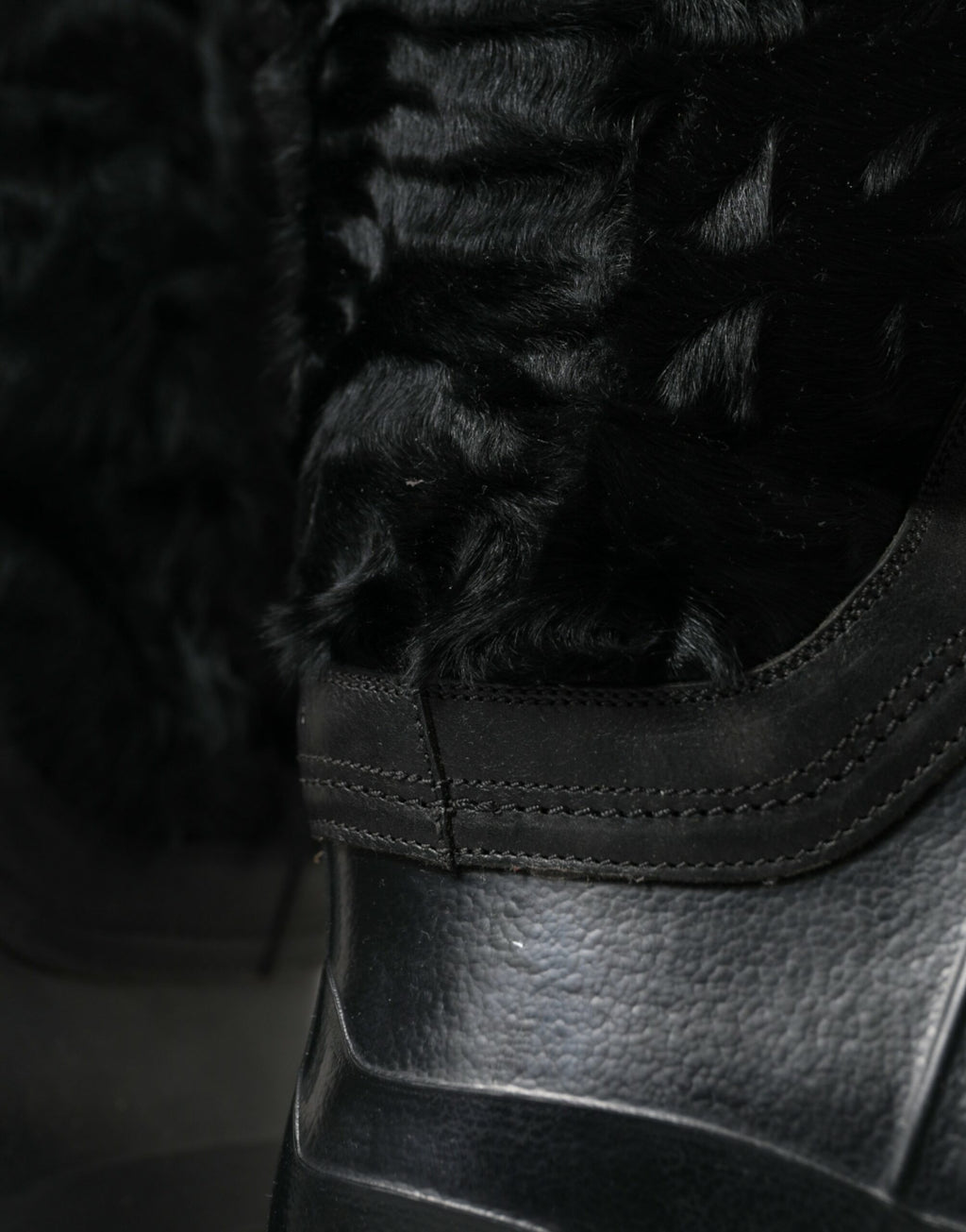 Bottes de pluie en caoutchouc noir Dolce & Gabbana avec laçage et doublure en shearling, style élégant et résistant à la pluie.