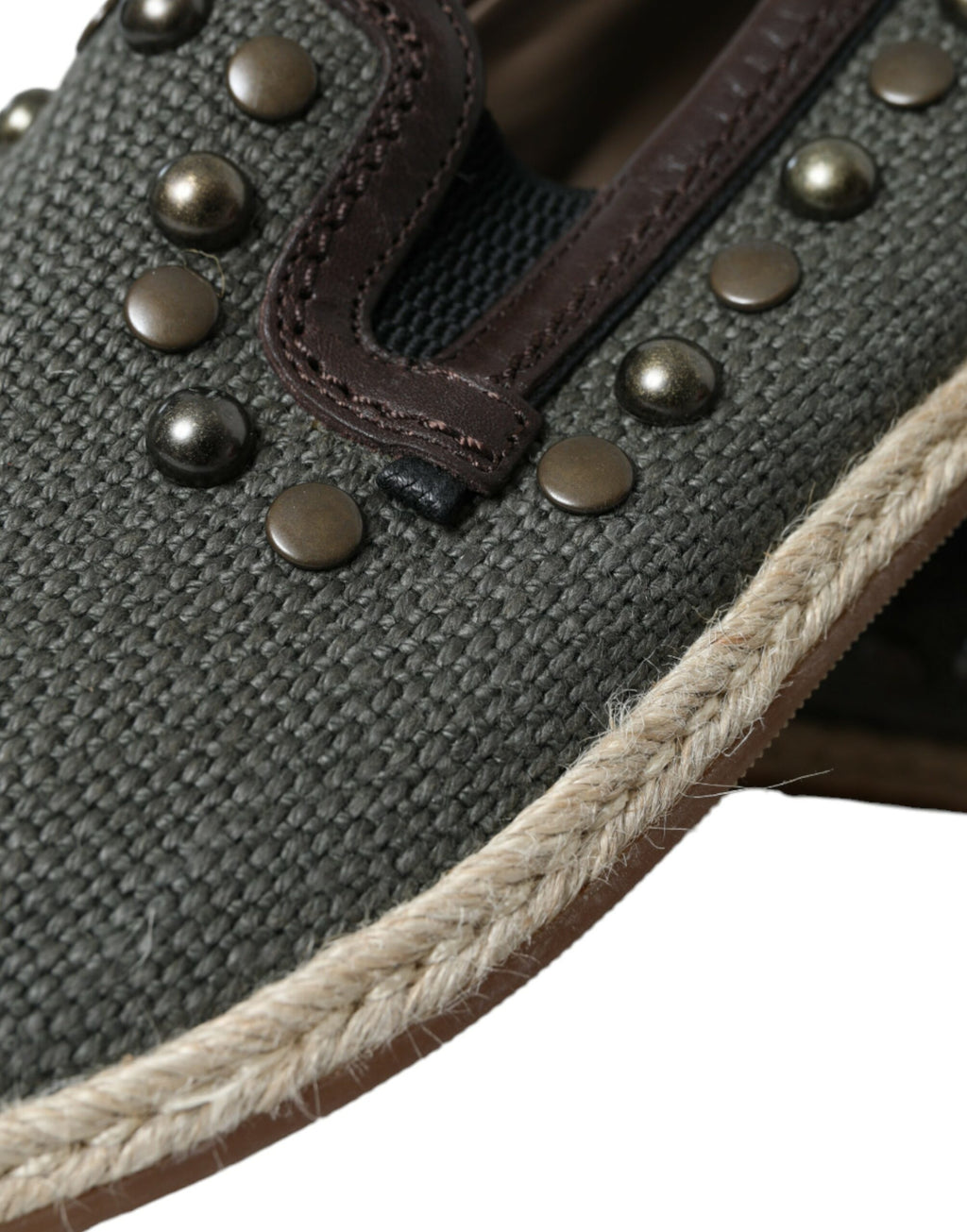 Chaussures mocassins en lin gris Dolce & Gabbana avec détails en cuir clouté et semelle en caoutchouc.