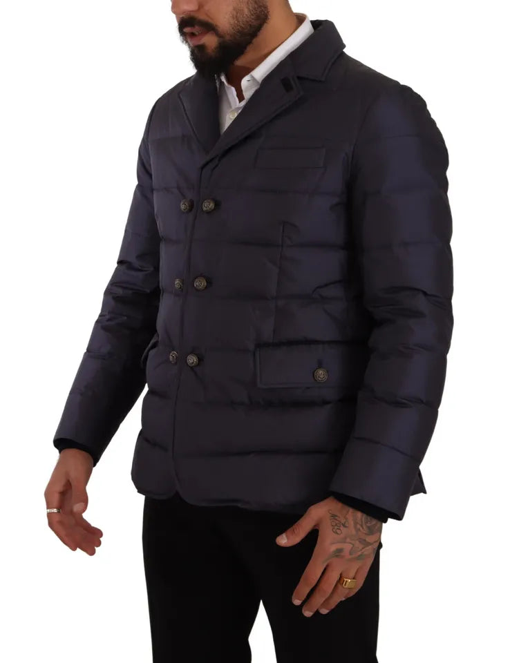 Manteau d'hiver en soie bleue Dolce & Gabbana pour femme, coupe blouson avec col montant et fermeture éclair.