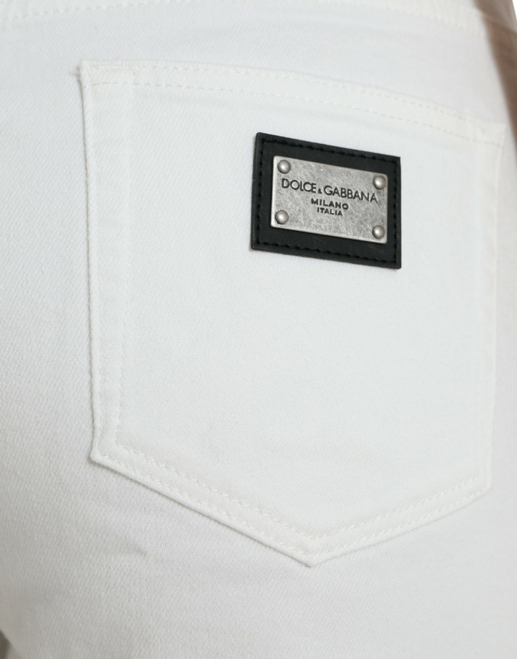 Jeans en denim blanc Dolce & Gabbana à coupe courte et jambes larges, en coton, affichés sur un mannequin.
