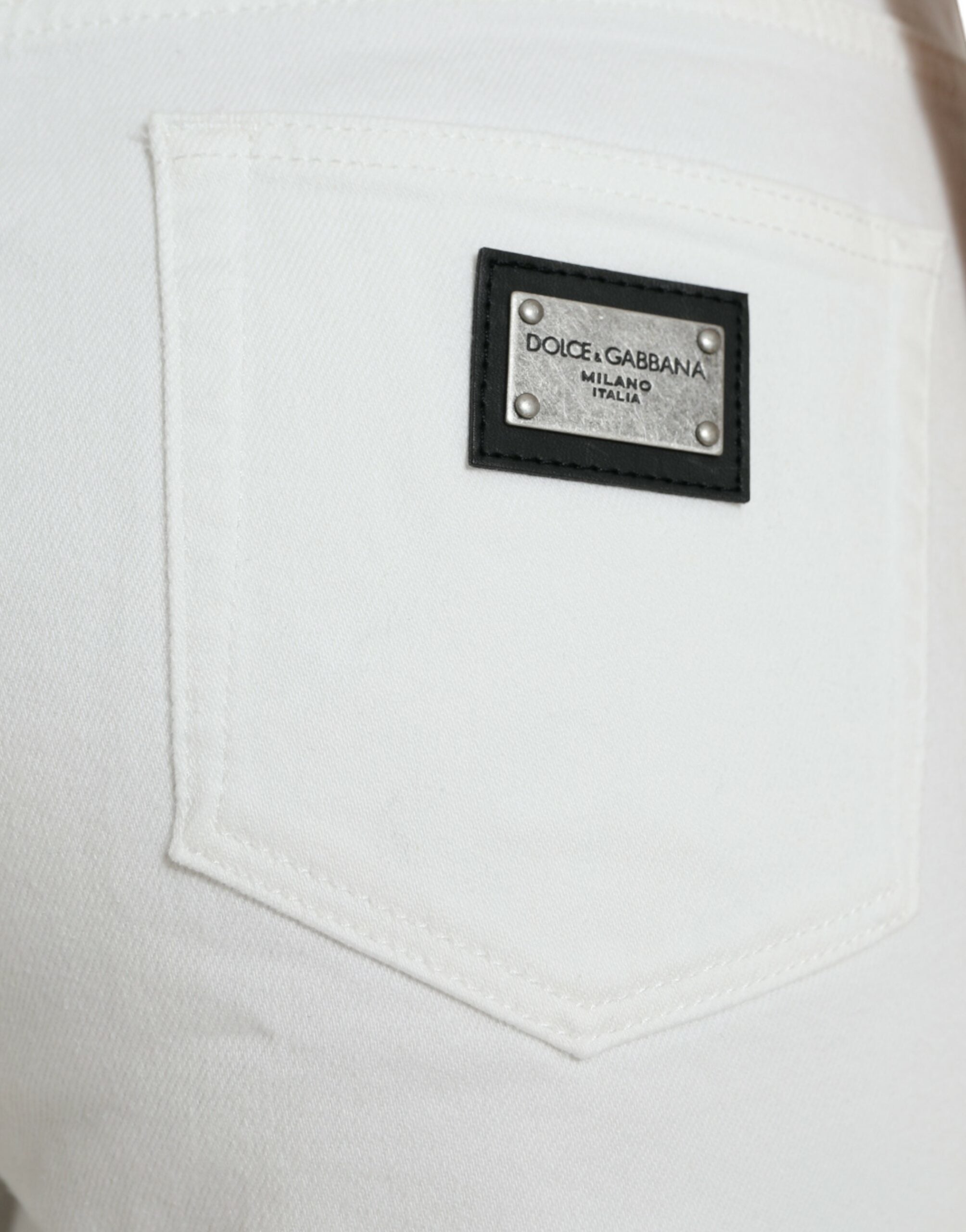 Jeans en denim blanc Dolce & Gabbana à coupe courte et jambes larges, en coton, affichés sur un mannequin.