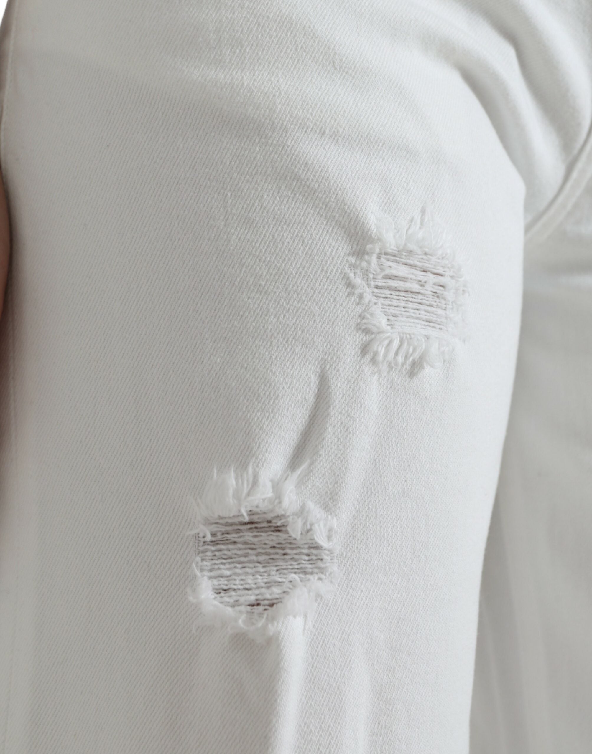 Jeans en denim blanc coupe large et courte de Dolce & Gabbana, avec une texture en coton visible.