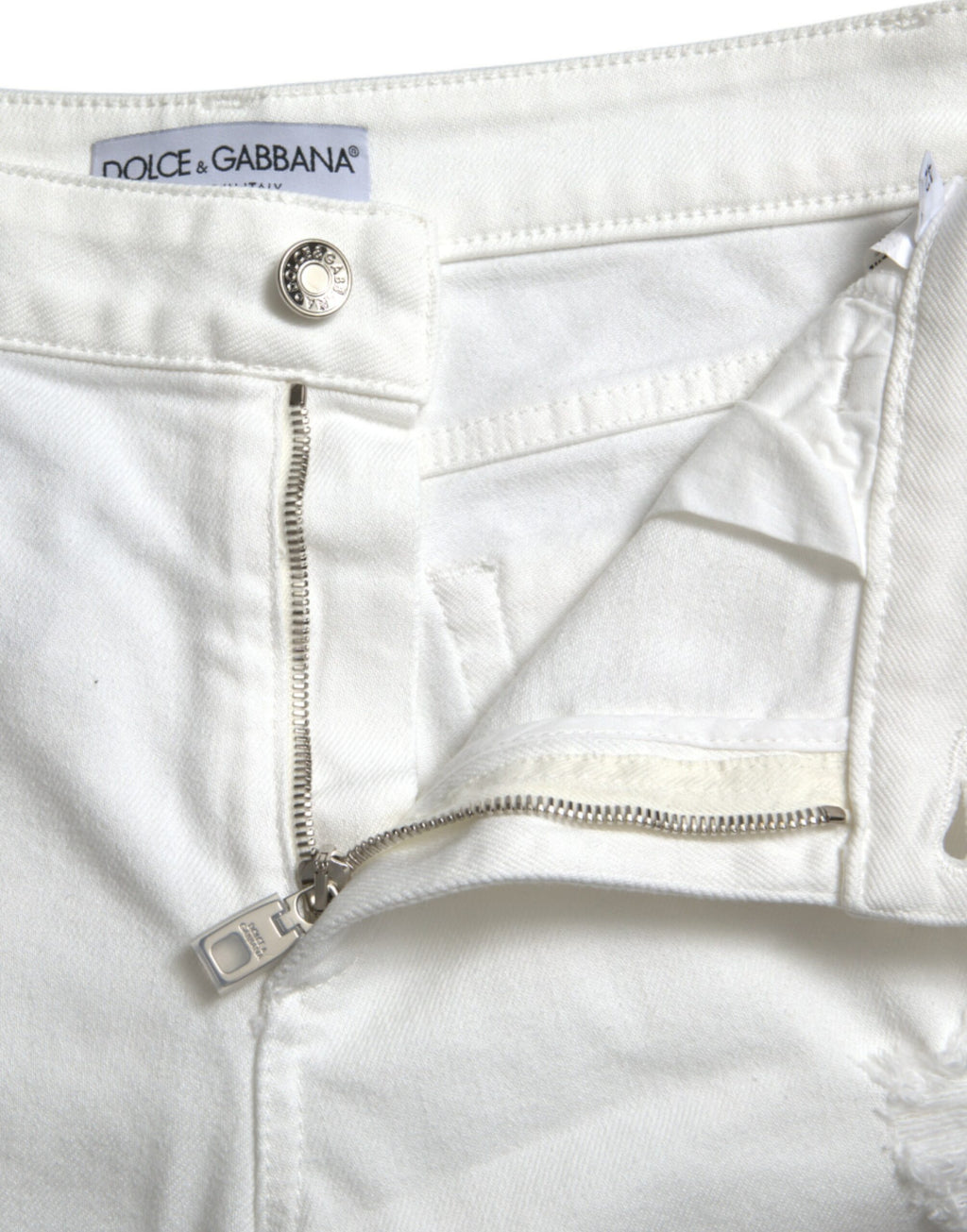 Jeans en jean blanc Dolce & Gabbana, coupe cropped, taille haute, avec jambes larges et couture visible, mode élégante.