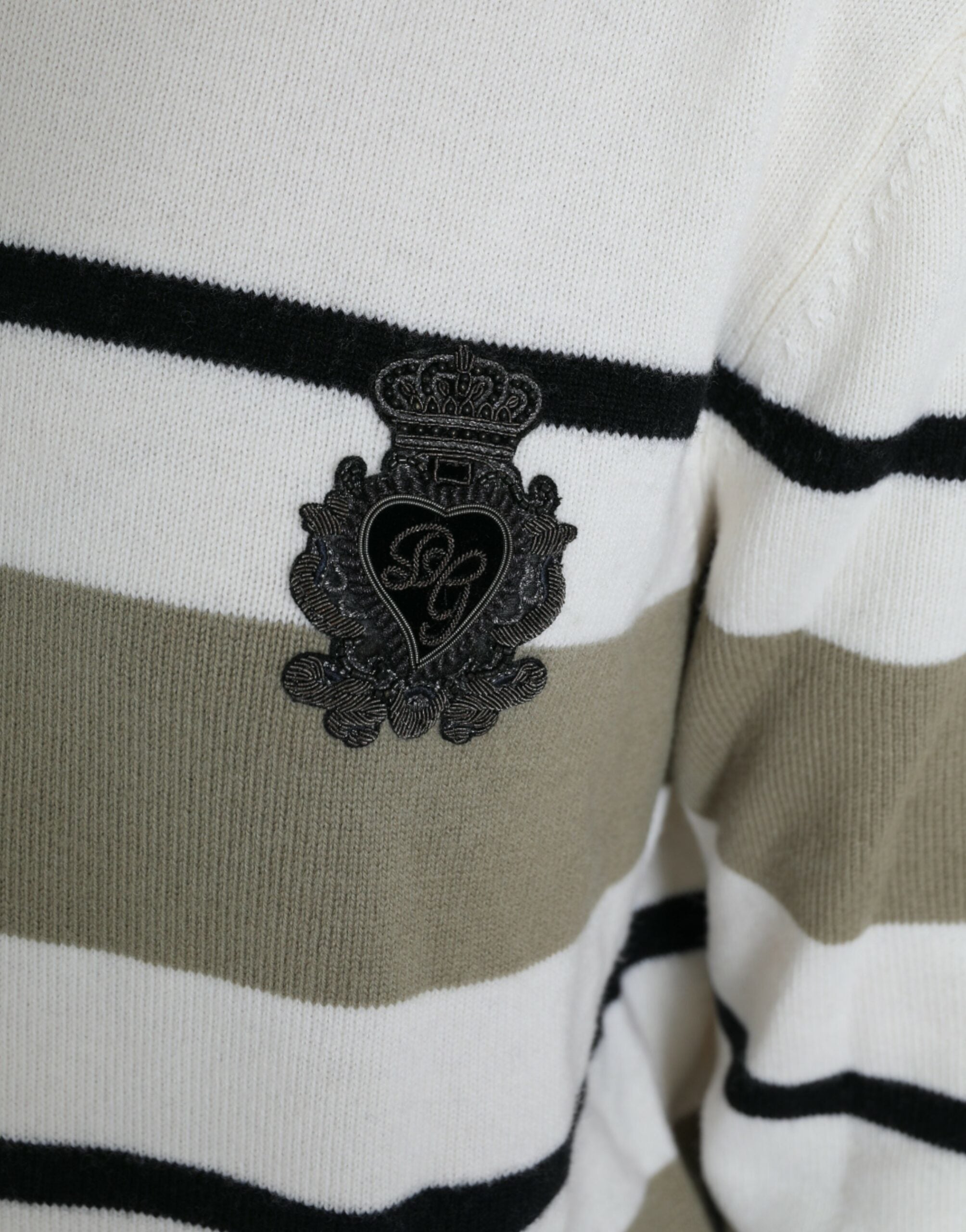 Pull en laine Dolce & Gabbana à rayures multicolores avec logo, vue de face montrant le design vibrant et les détails du pull.