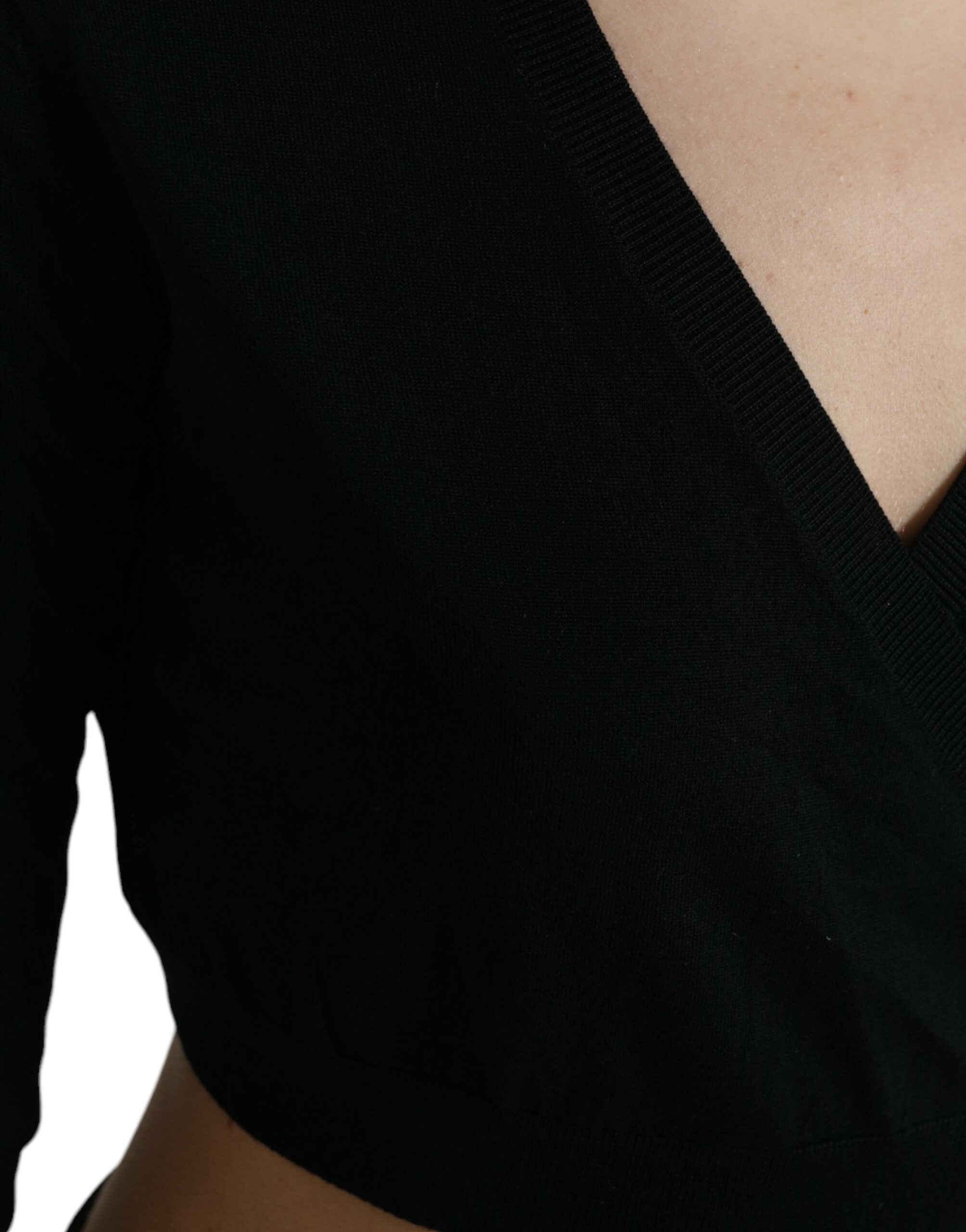 Pull en laine noir Dolce & Gabbana à col en V croisé, cardigan élégant avec détails sophistiqués visible sur l'image.