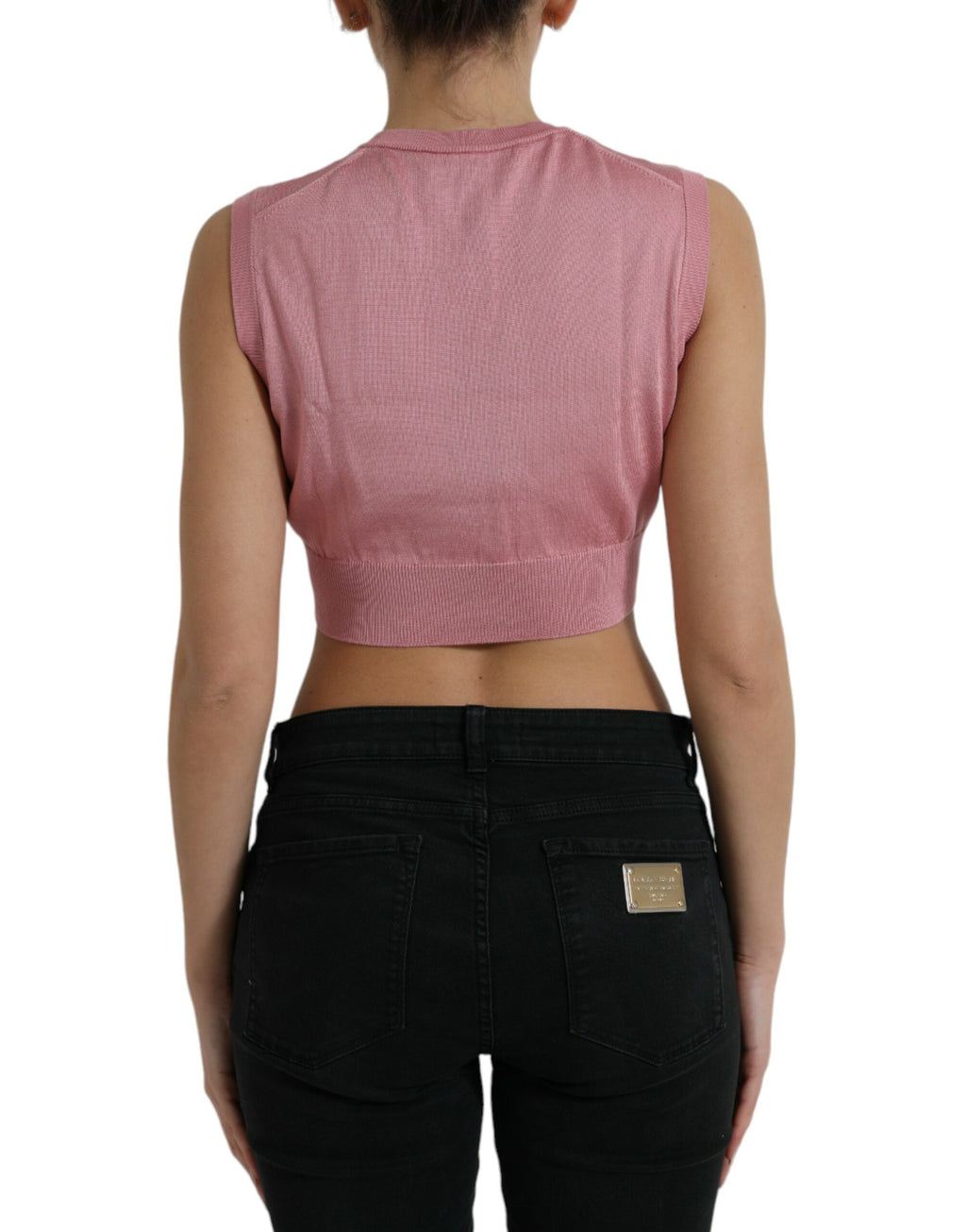 Débardeur court sans manches rose Dolce & Gabbana avec col ras du cou, porté sur une mannequin.