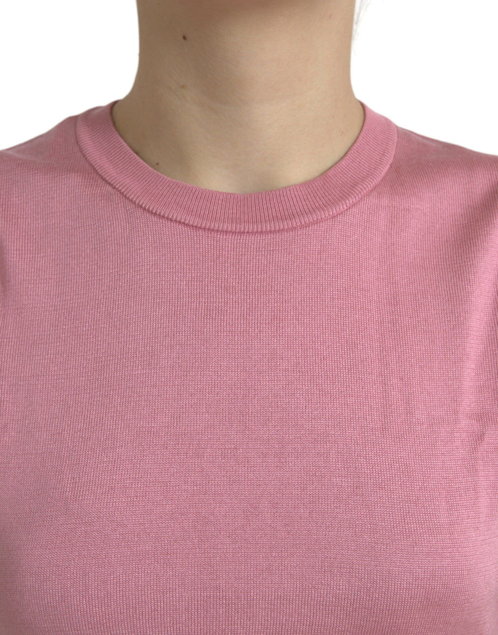 Débardeur sans manches rose Dolce & Gabbana avec col rond, coupe courte, tissu léger et élégant, porté sur un mannequin.