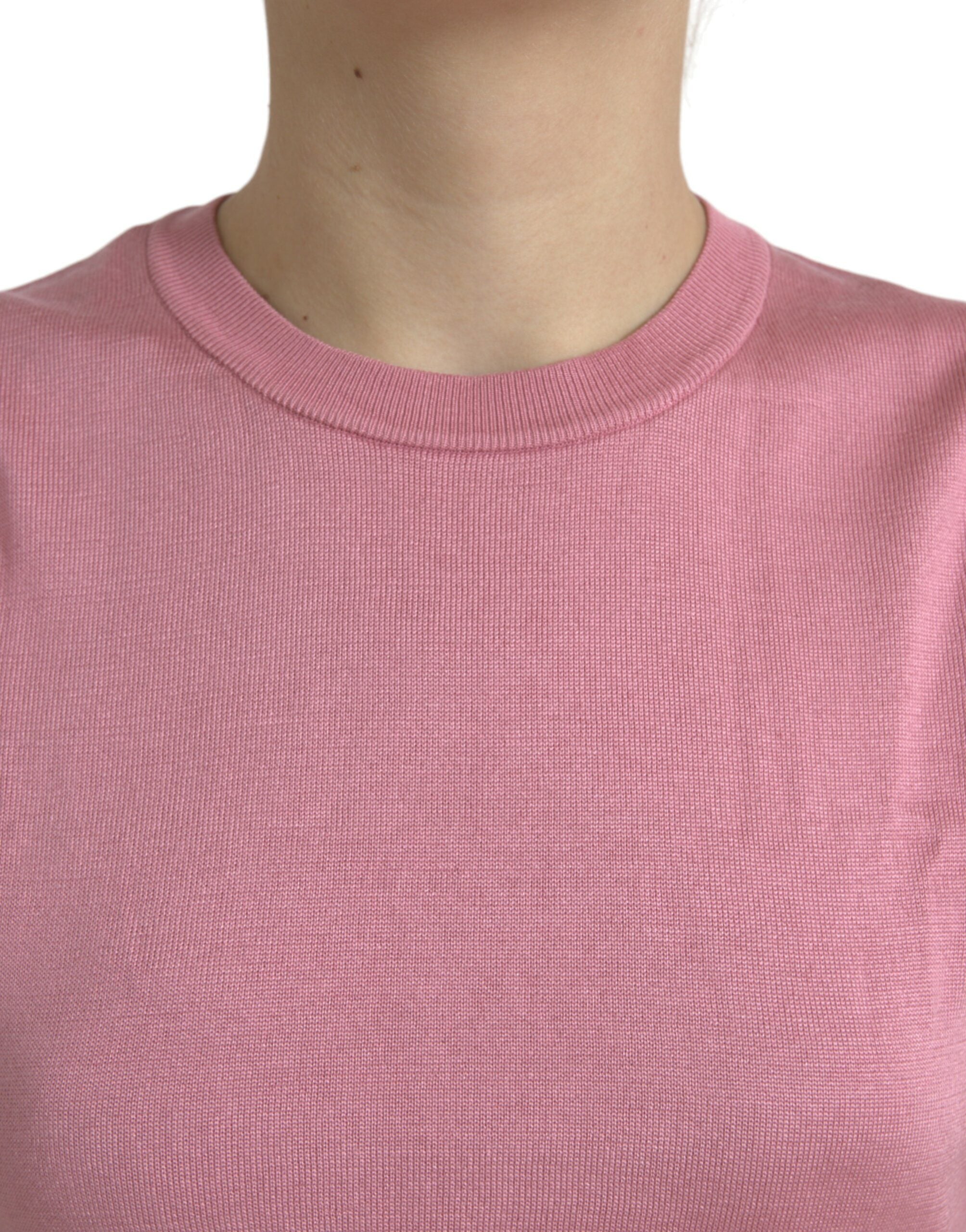 Débardeur sans manches rose Dolce & Gabbana avec col rond, coupe courte, tissu léger et élégant, porté sur un mannequin.