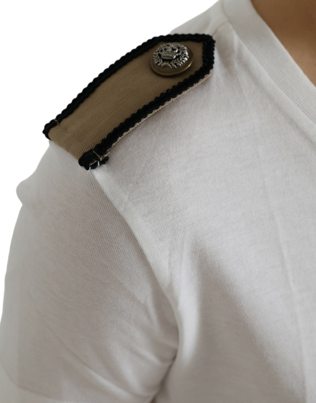 T-shirt en coton blanc et noir avec roses, à col rond, de la marque Dolce & Gabbana, visible sur l'image.