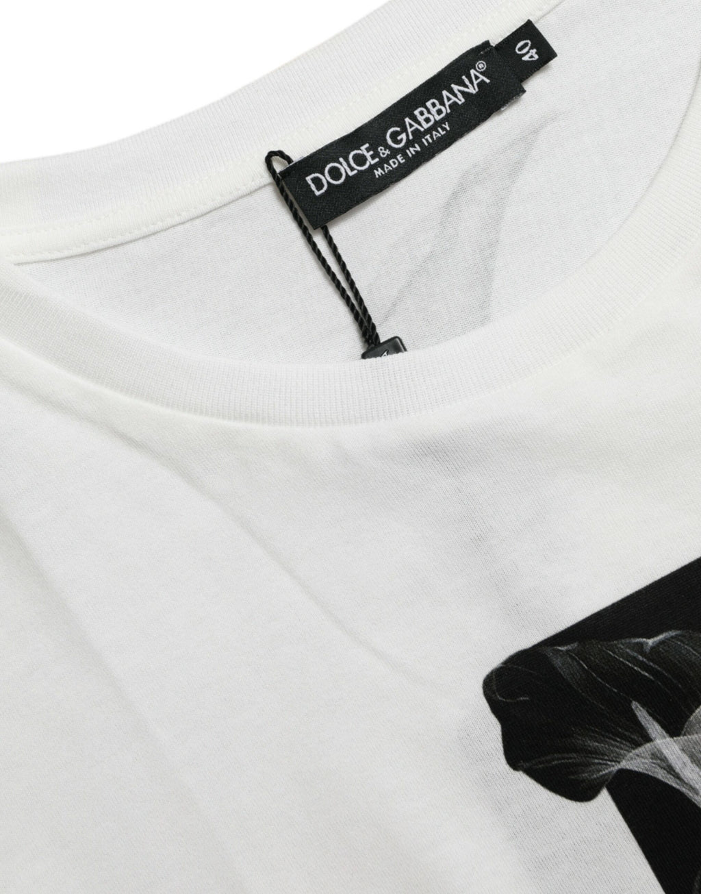T-shirt en coton blanc et noir avec roses de Dolce & Gabbana, col rond, design floral élégant.