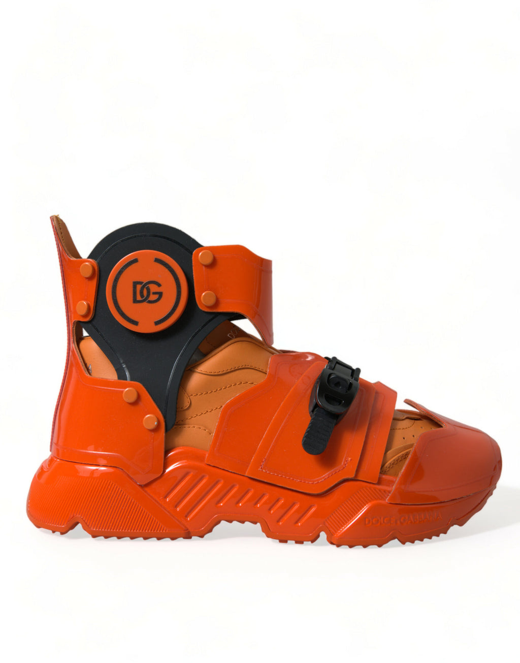 Chaussures sneakers hautes Dolce & Gabbana à panneaux orange multicolores, semelle épaisse et style tendance.