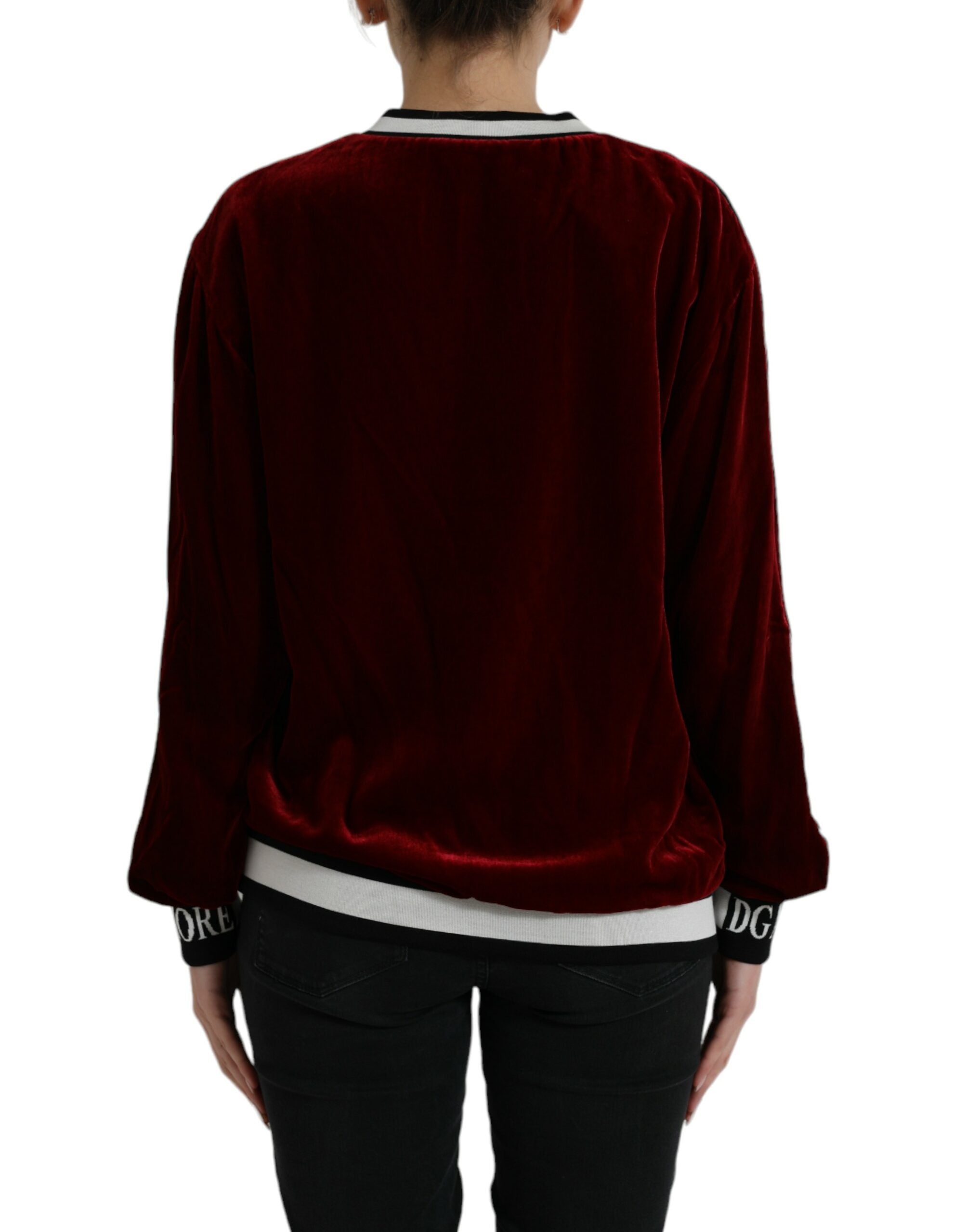Pull-over Dolce & Gabbana en velours bordeaux à col rond, vue de face, détail du tissu et du col.