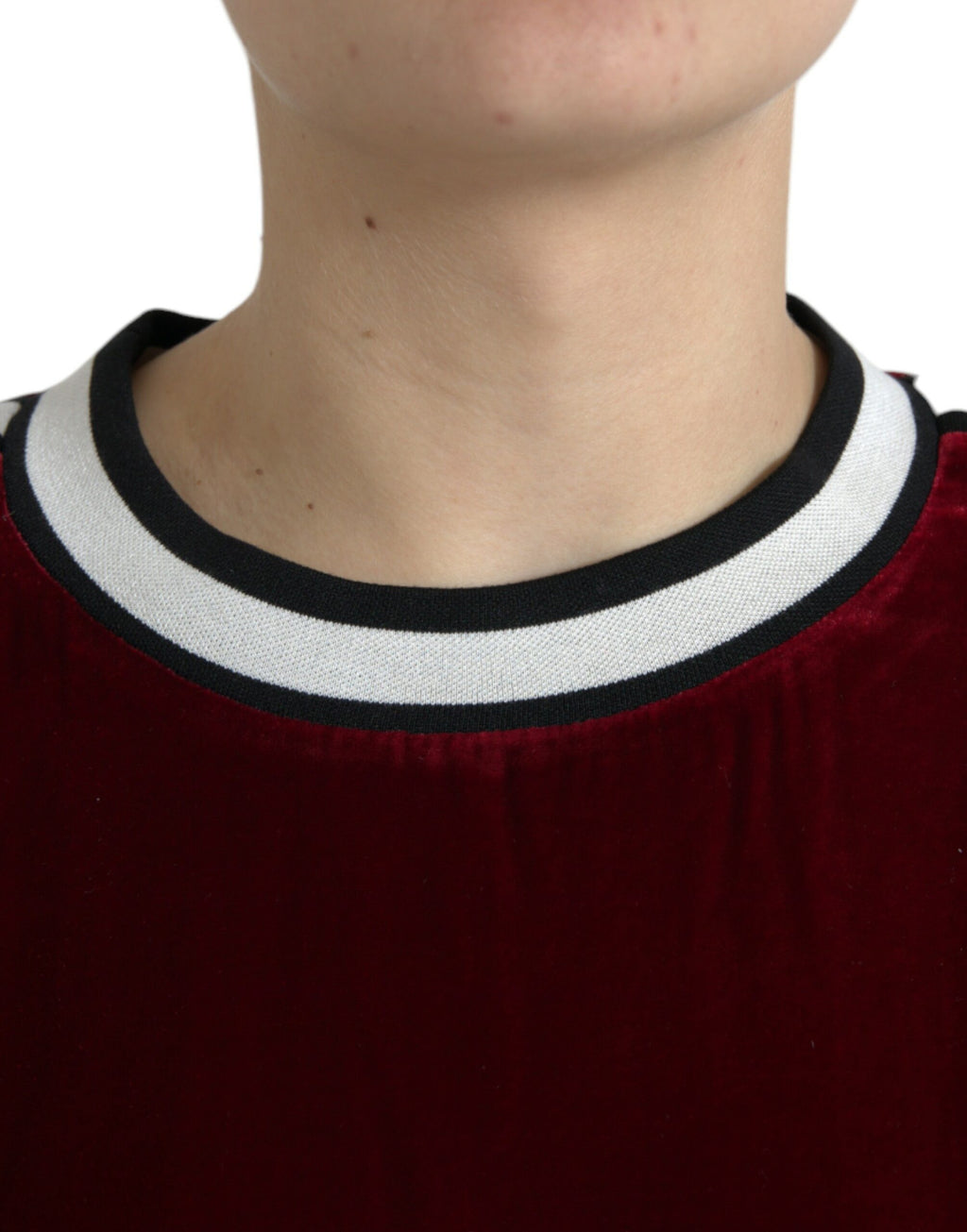 Pull en velours Bordeaux Dolce & Gabbana à col rond, élégant et doux, parfait pour un style sophistiqué et confortable.