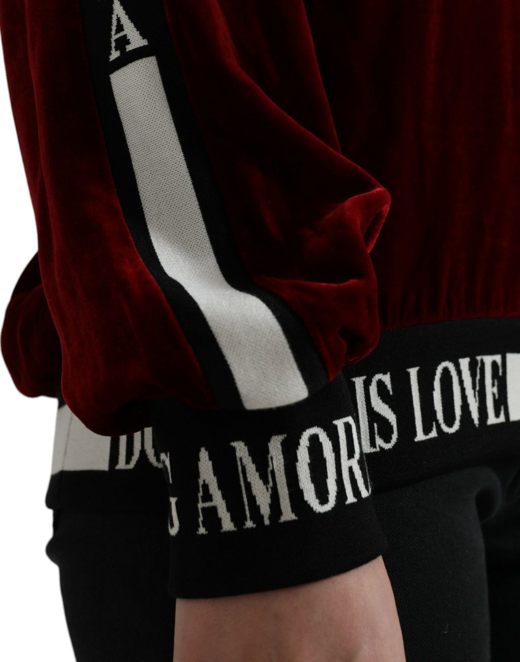Pull en velours bordeaux Dolce & Gabbana à col rond, doux et élégant, porté sur un mannequin.