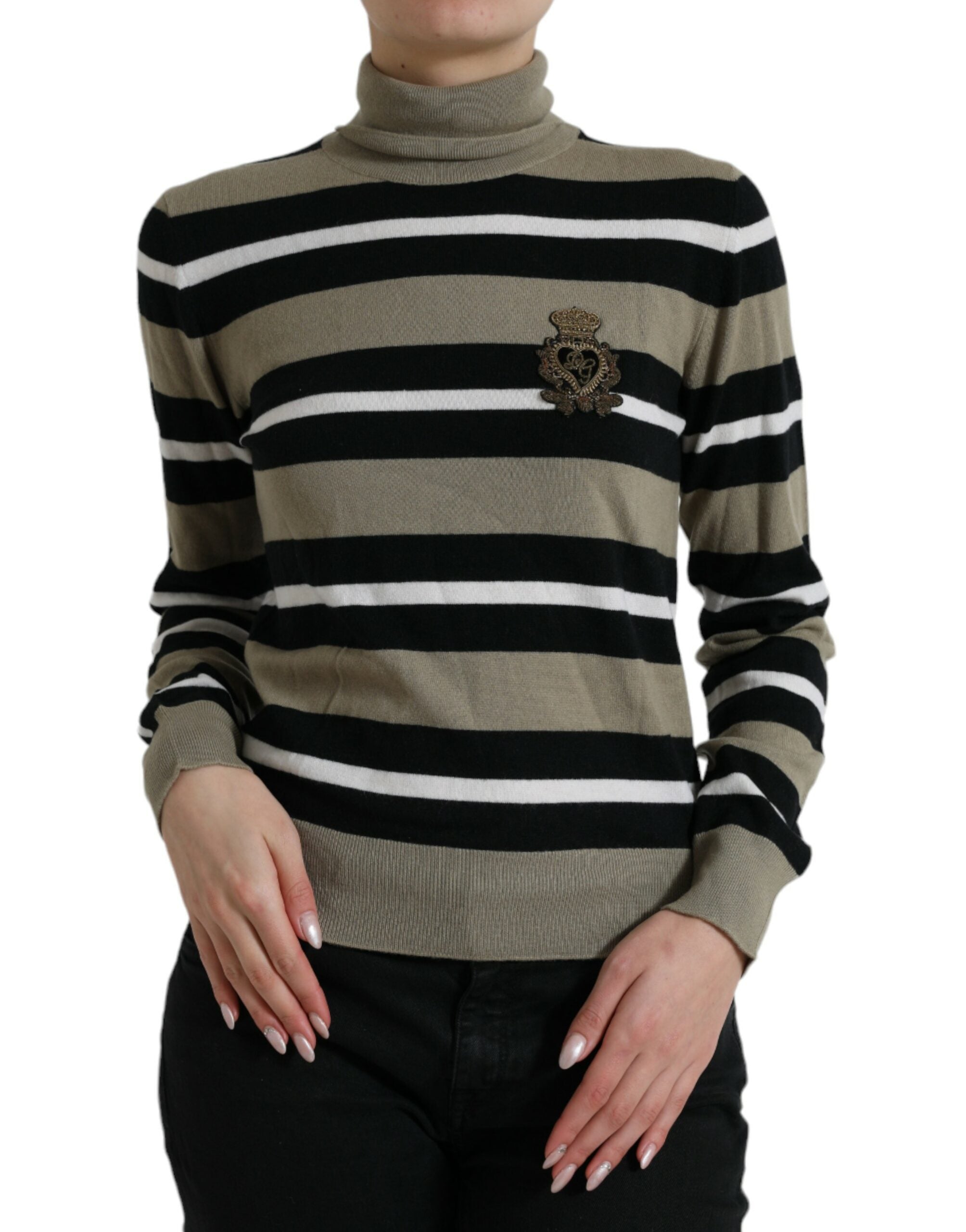 Pull en laine Dolce & Gabbana à rayures multicolores avec logo, visible en gros plan sur le sweater.