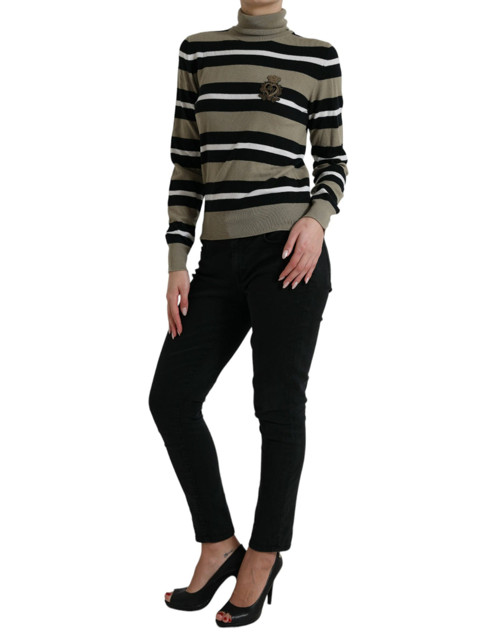 Pull en laine Dolce & Gabbana à rayures multicolores avec logo, vue de face sur le mannequin.