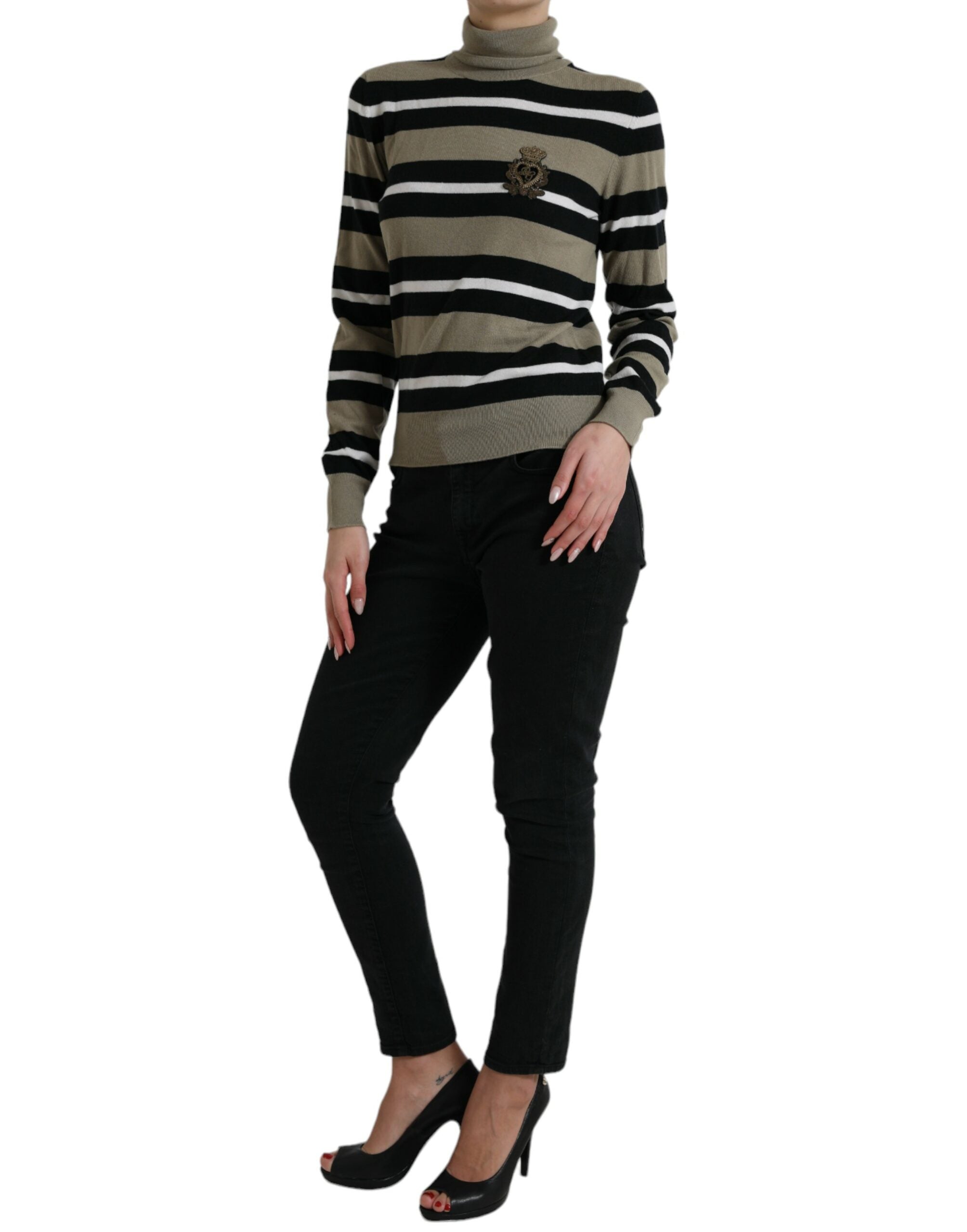 Pull en laine Dolce & Gabbana à rayures multicolores avec logo, vue de face sur le mannequin.