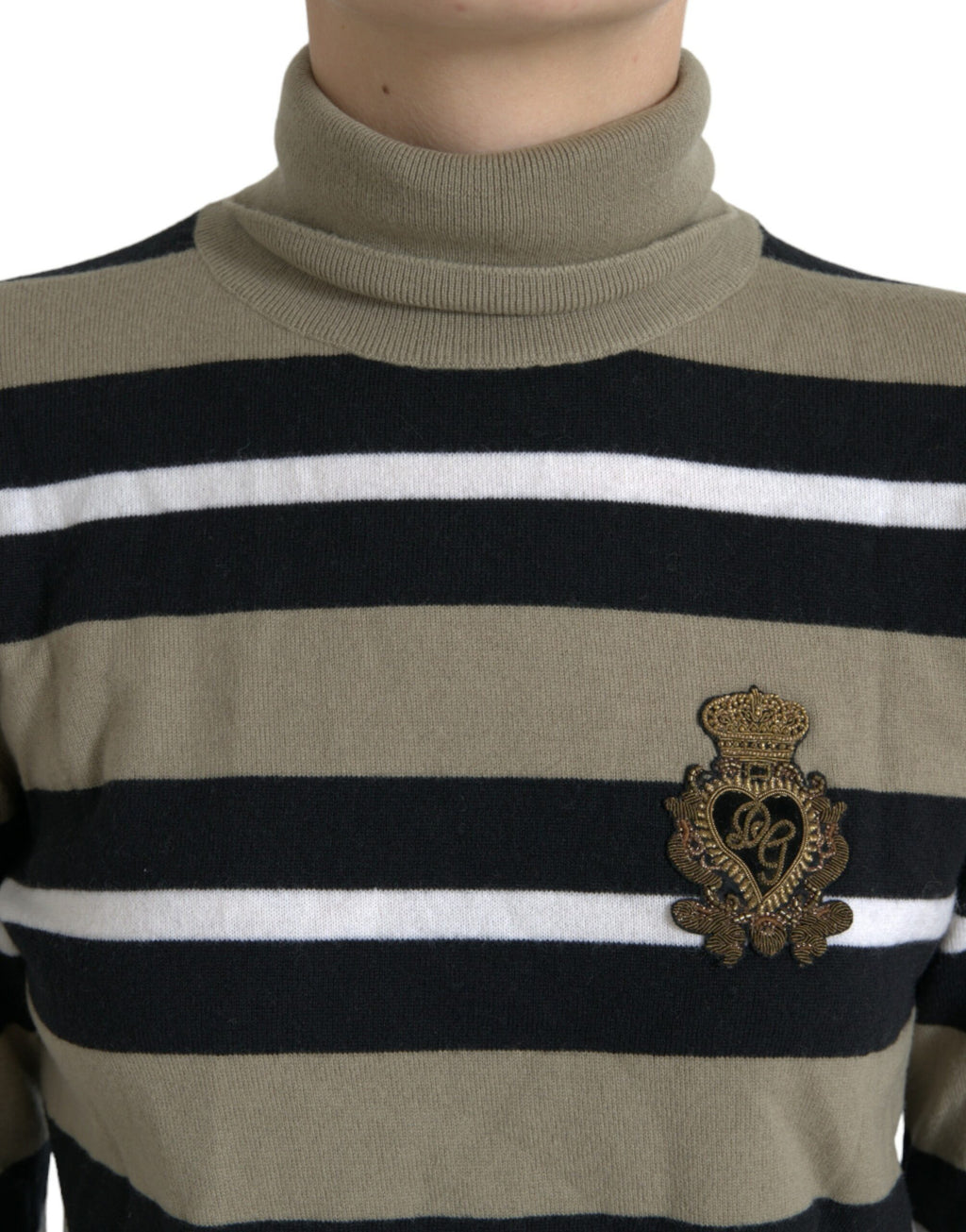 Pull en laine Dolce & Gabbana à rayures multicolores avec logo, visible avec col rond et manches longues.