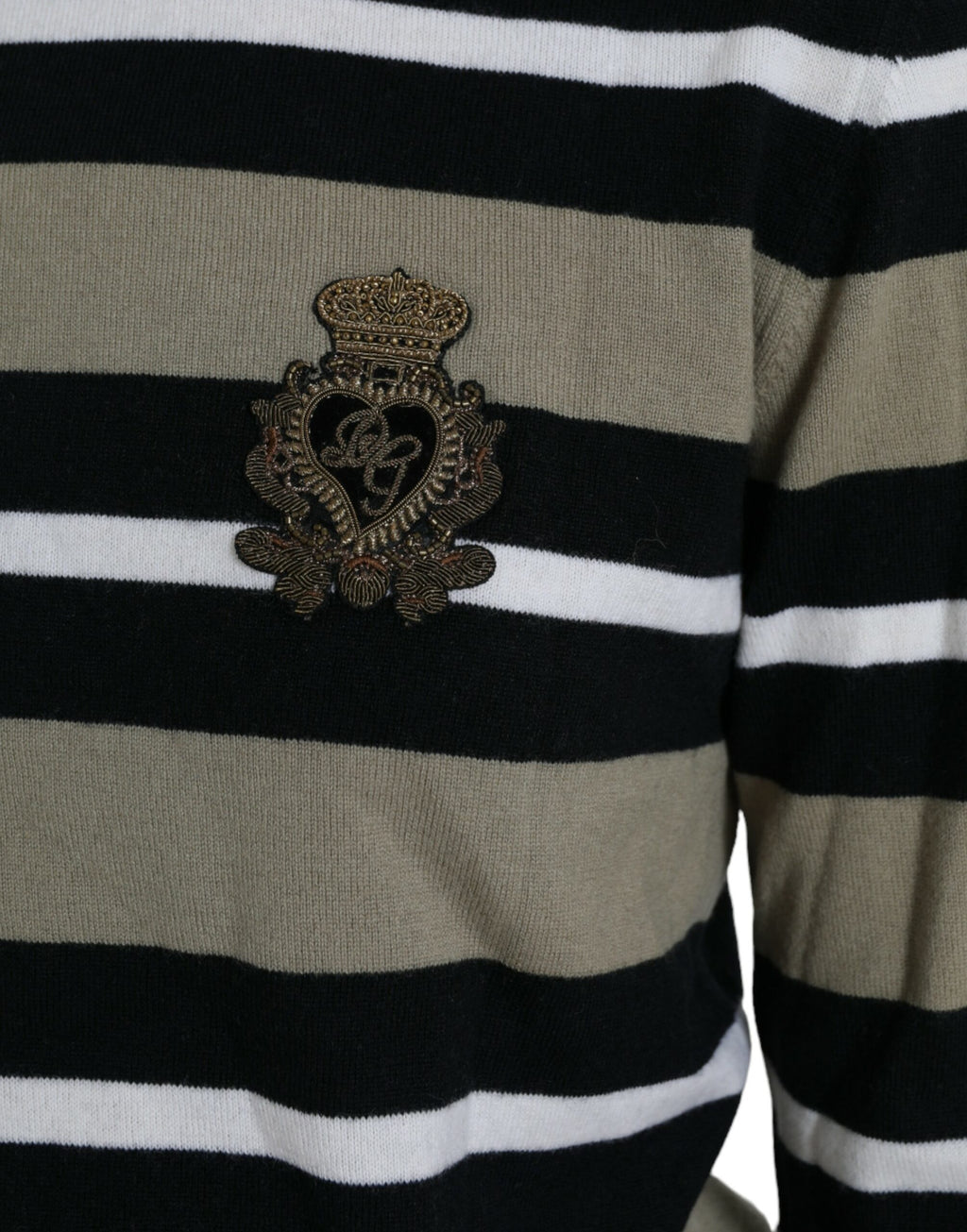 Pull en laine Dolce & Gabbana à rayures multicolores avec logo, mode confortable et élégant visible sur le pull.
